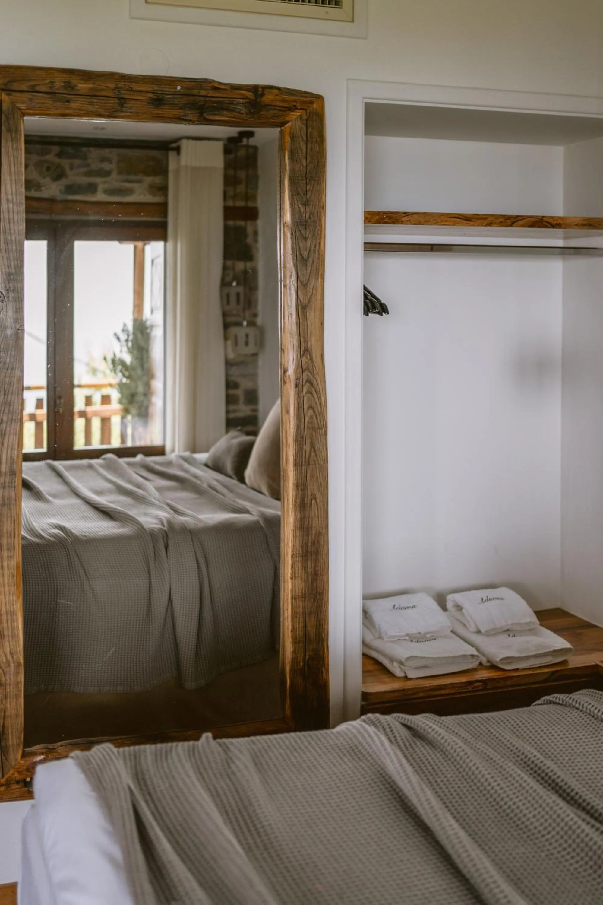 Photo of the whole room, Bed in Adama
