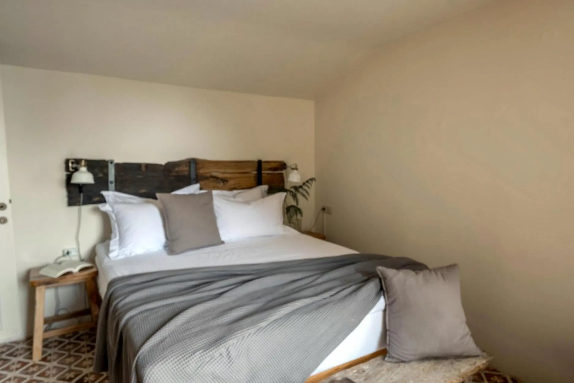 Bed in Adama