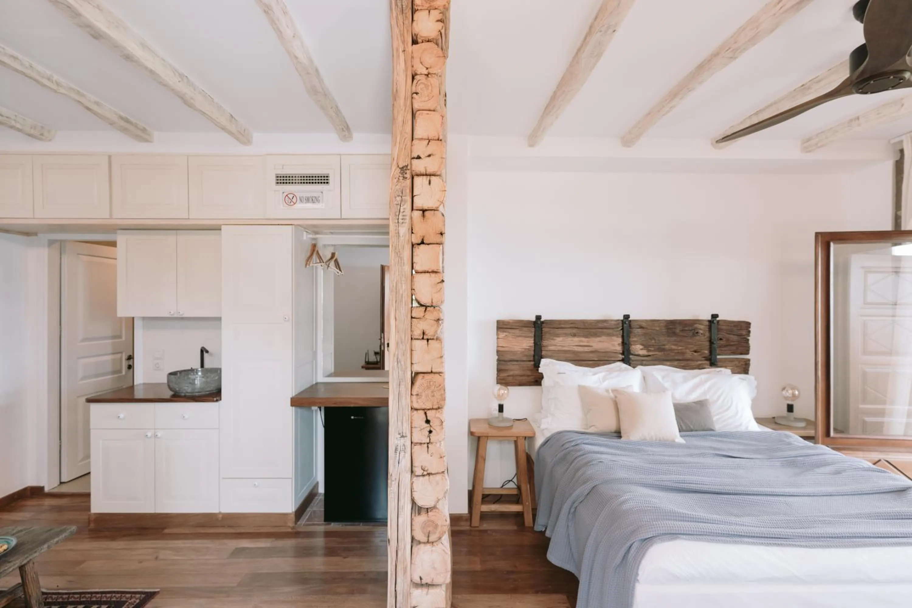 Photo of the whole room, Bed in Adama