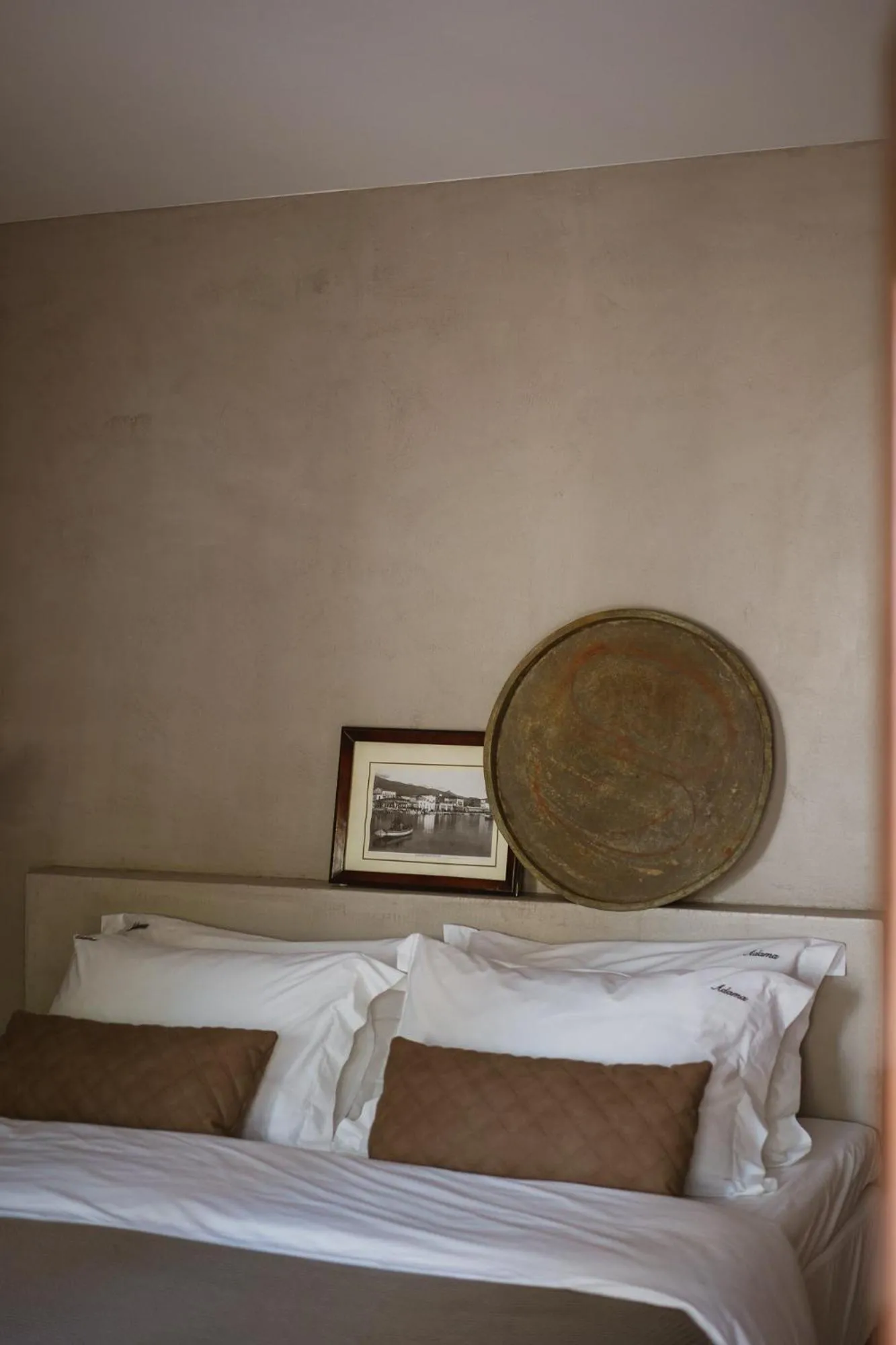 Photo of the whole room, Bed in Adama