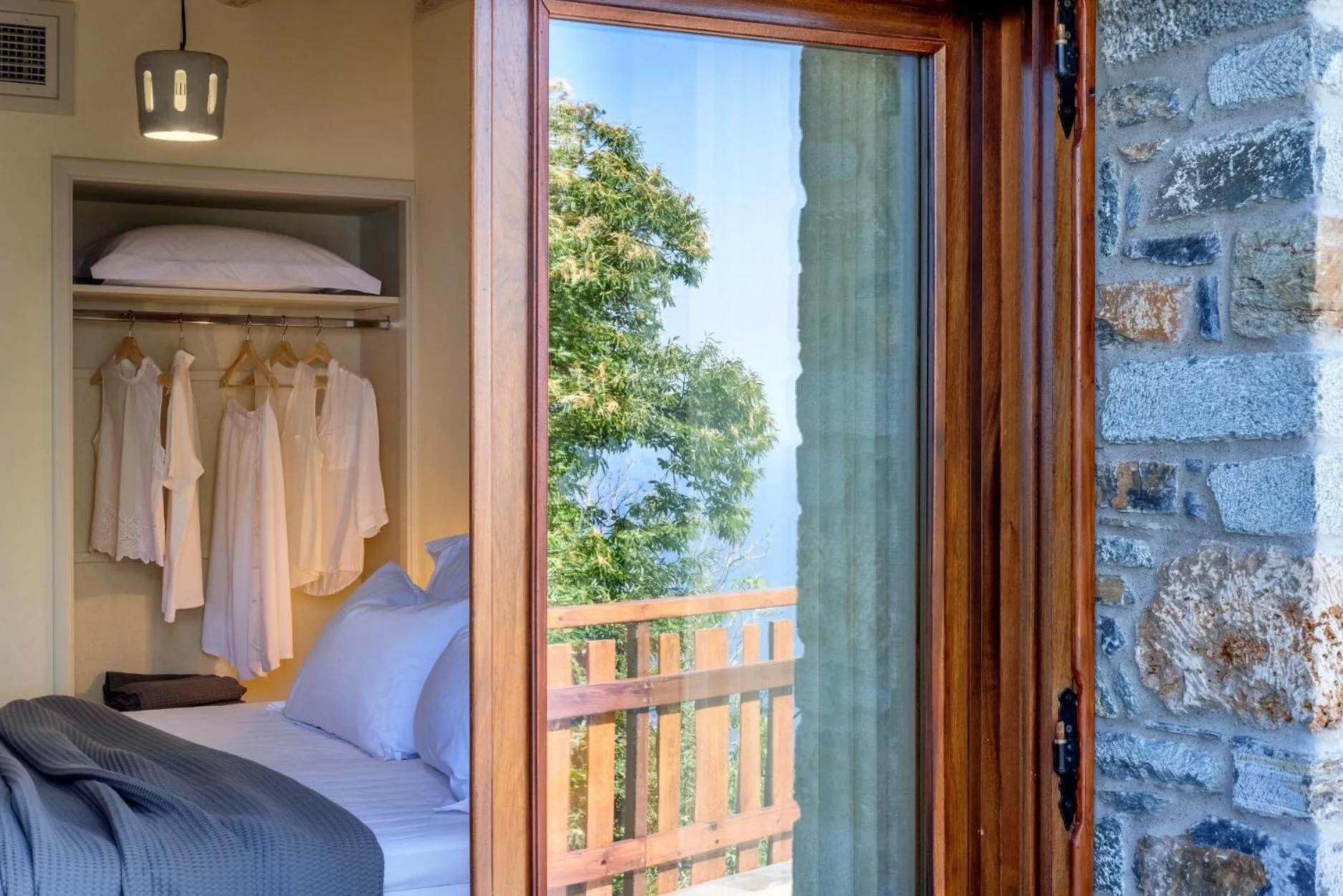 Photo of the whole room, Bed in Adama