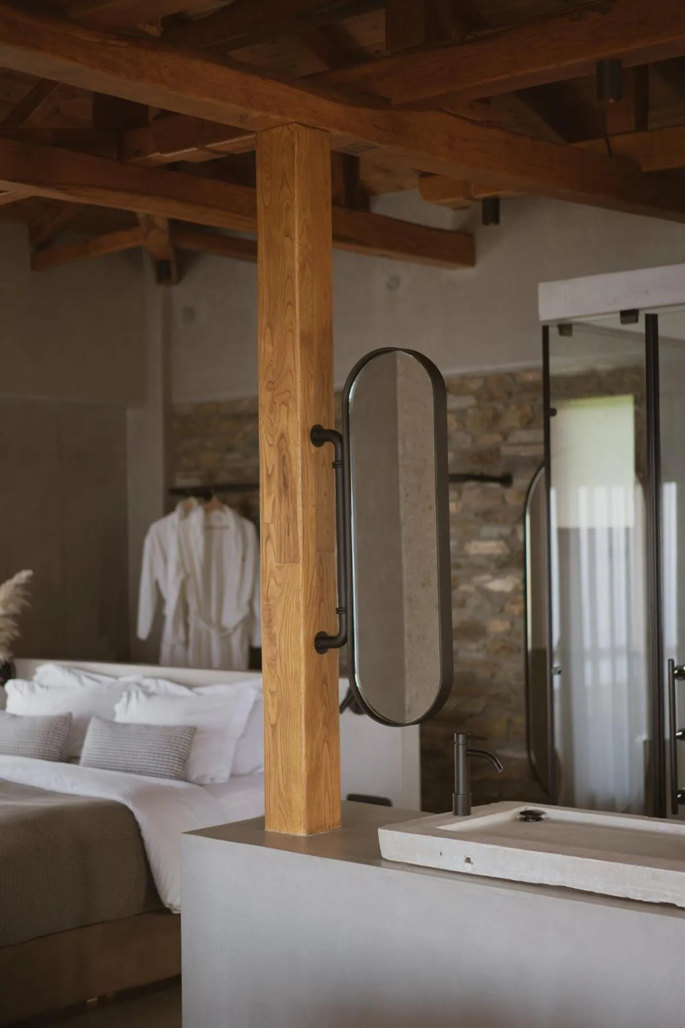 Photo of the whole room, Bed in Adama