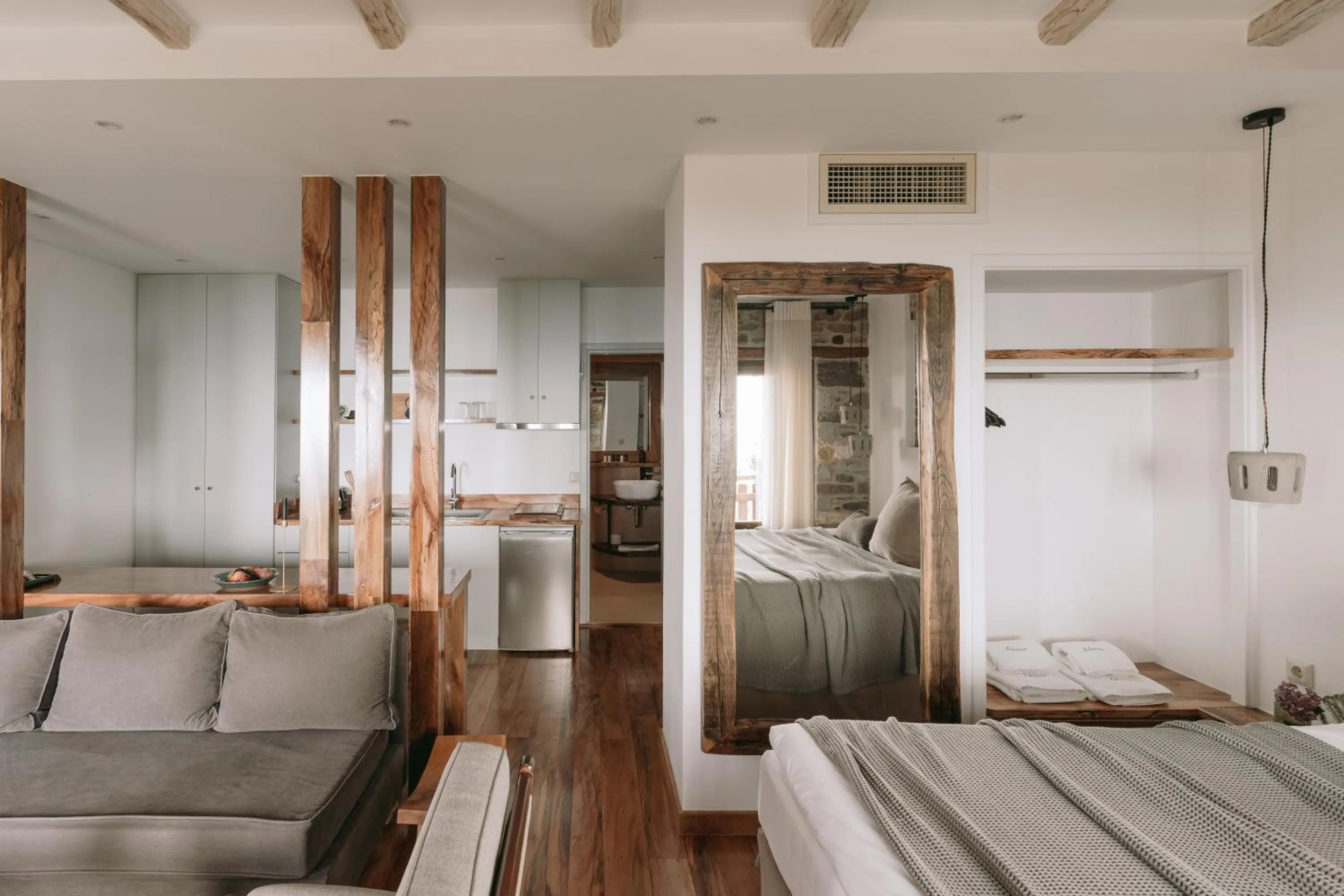 Photo of the whole room, Bed in Adama
