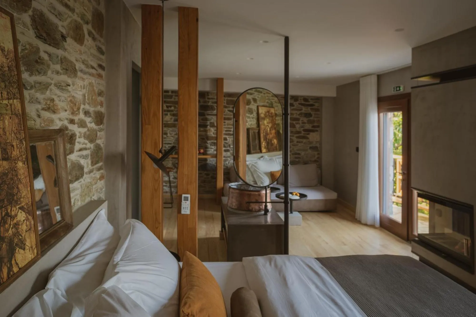 Photo of the whole room, Bed in Adama