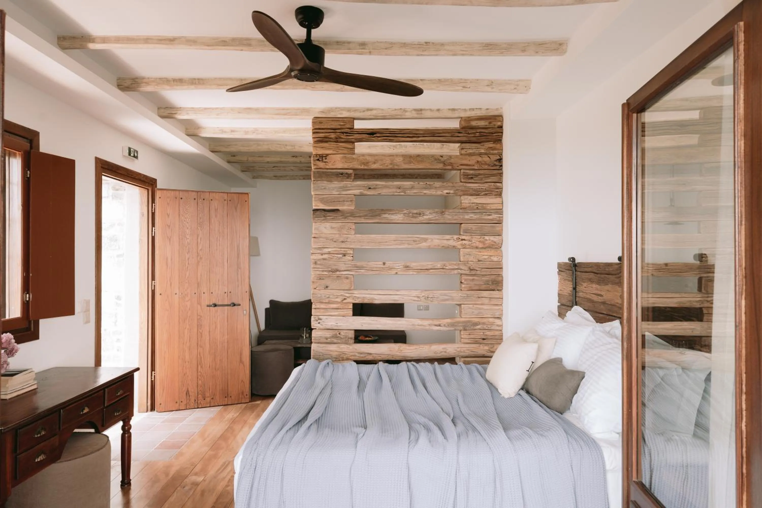 Photo of the whole room, Bed in Adama