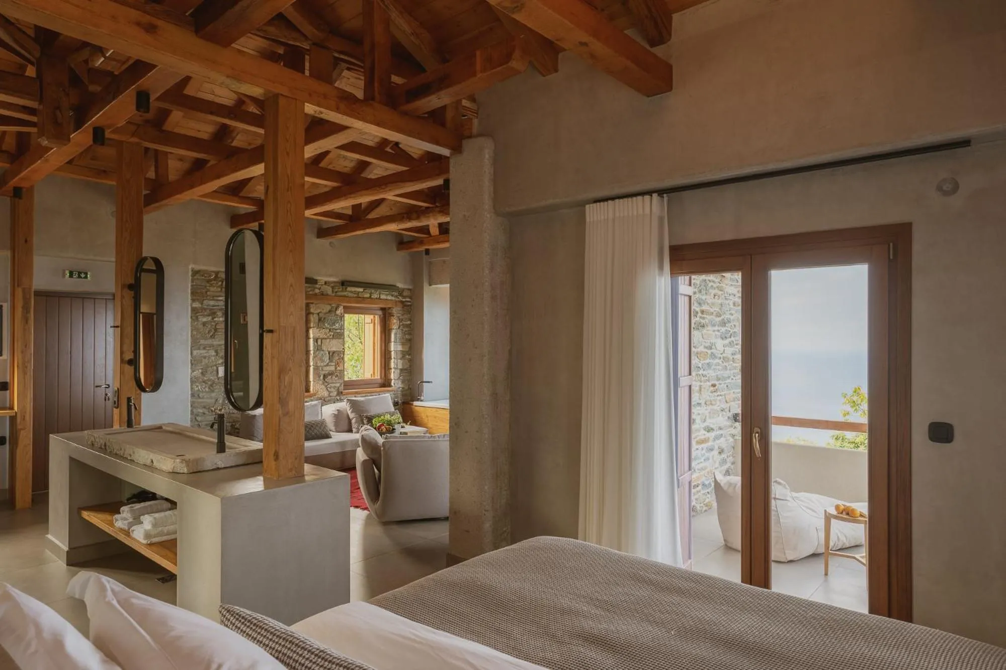 Photo of the whole room, Bed in Adama