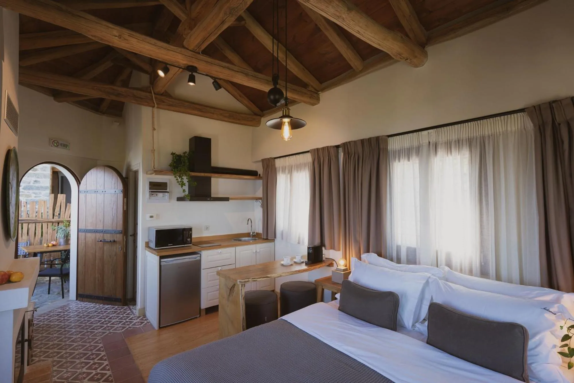 Photo of the whole room, Bed in Adama