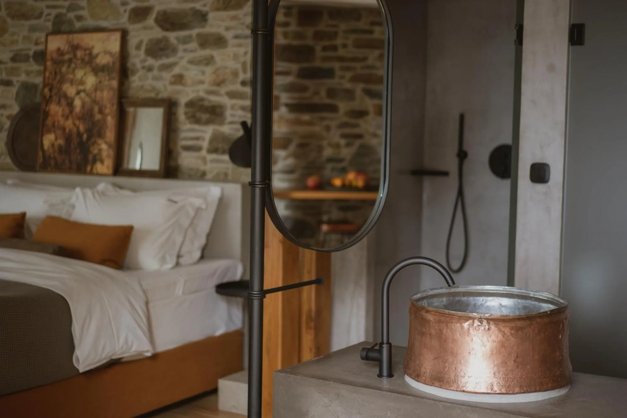 Photo of the whole room, Bed in Adama