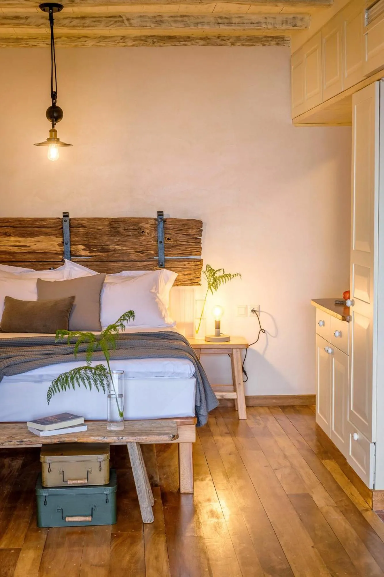 Bedroom, Bed in Adama