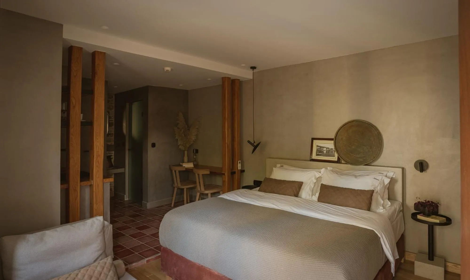 Photo of the whole room, Bed in Adama
