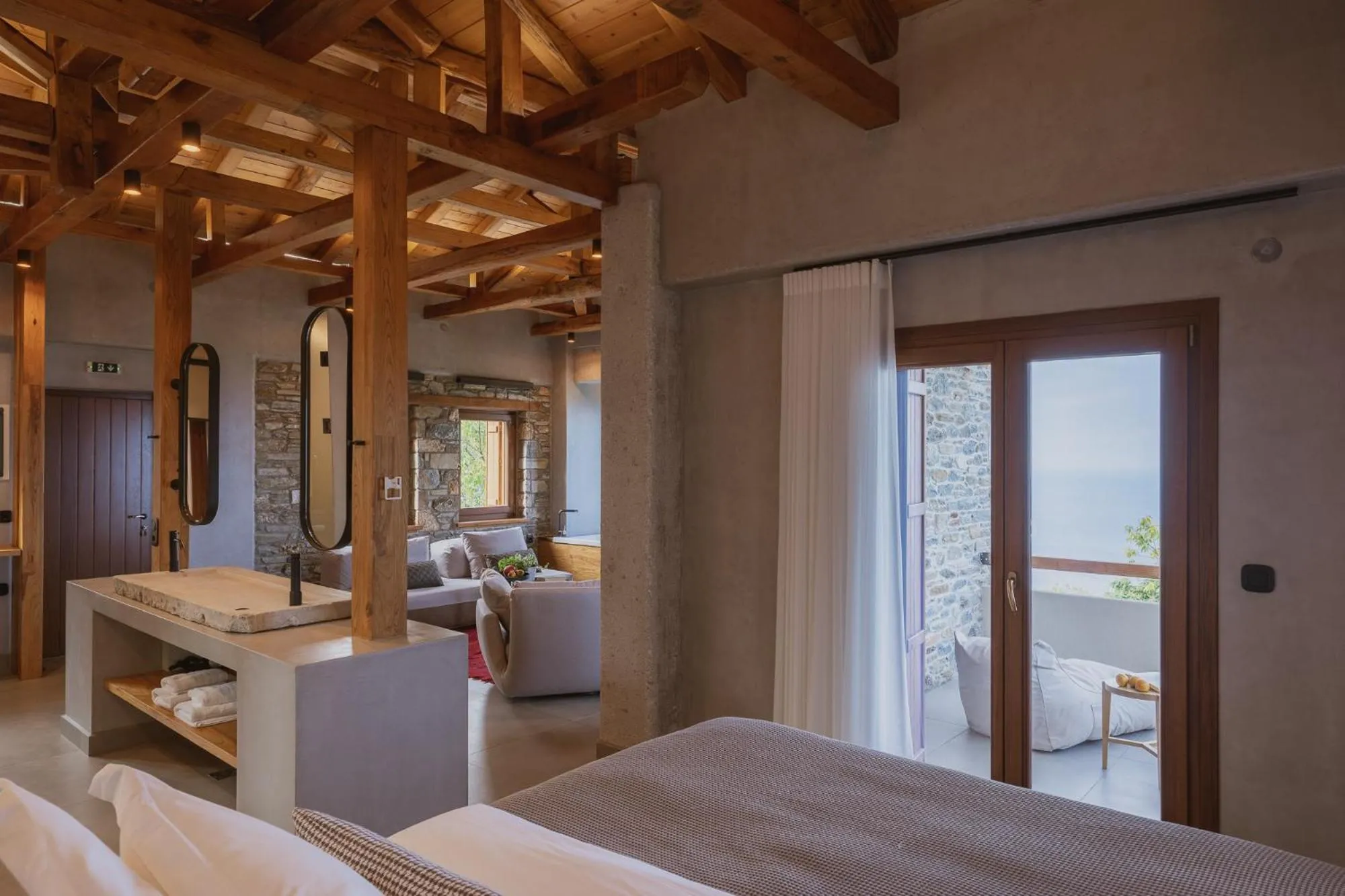 Photo of the whole room, Bed in Adama