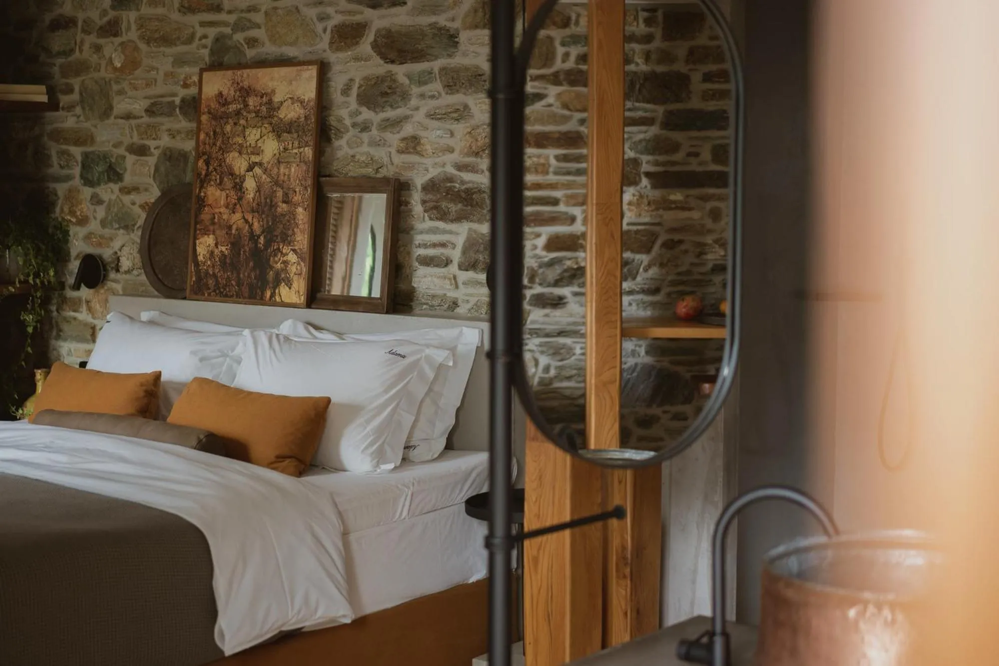 Photo of the whole room, Bed in Adama