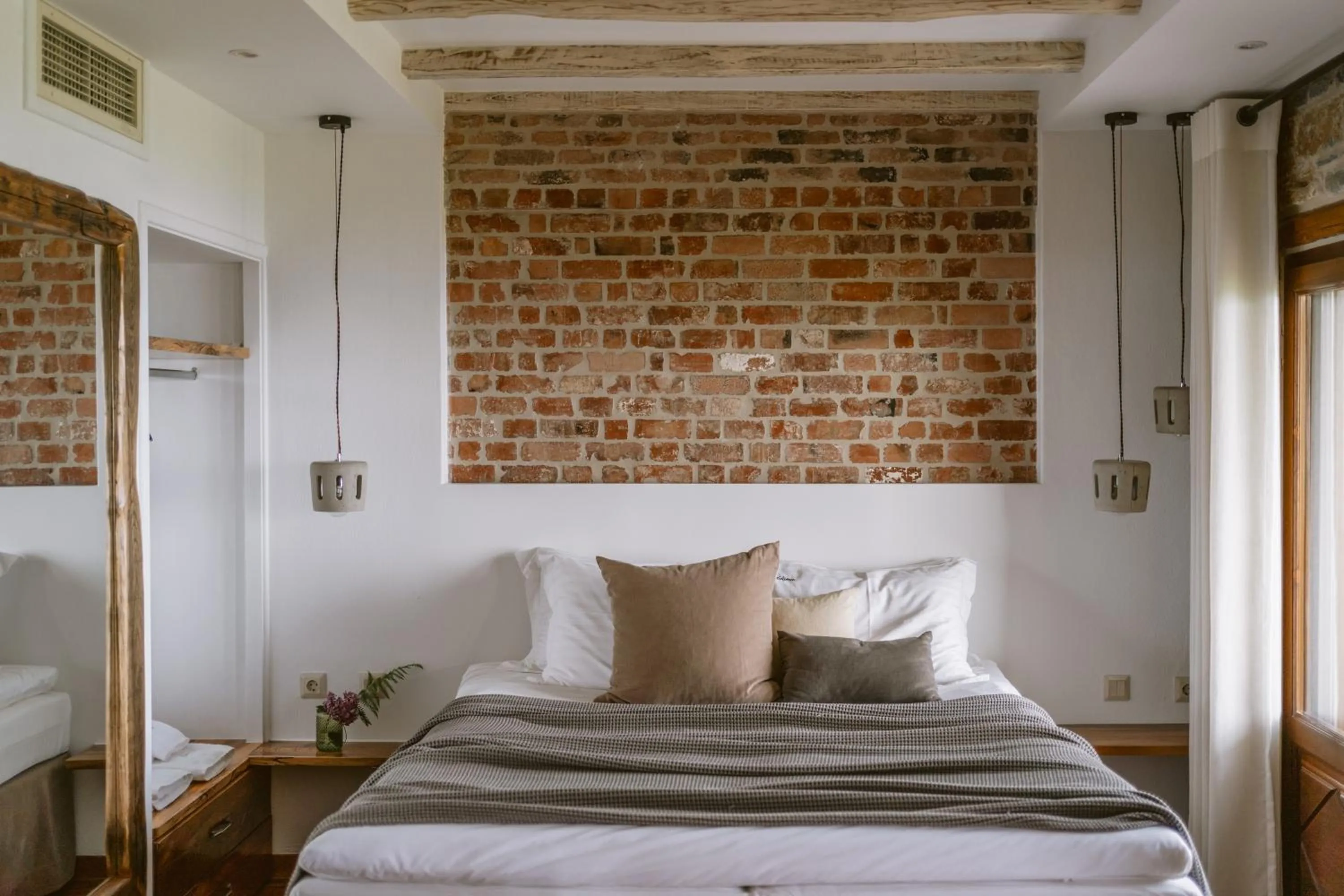 Bed in Adama