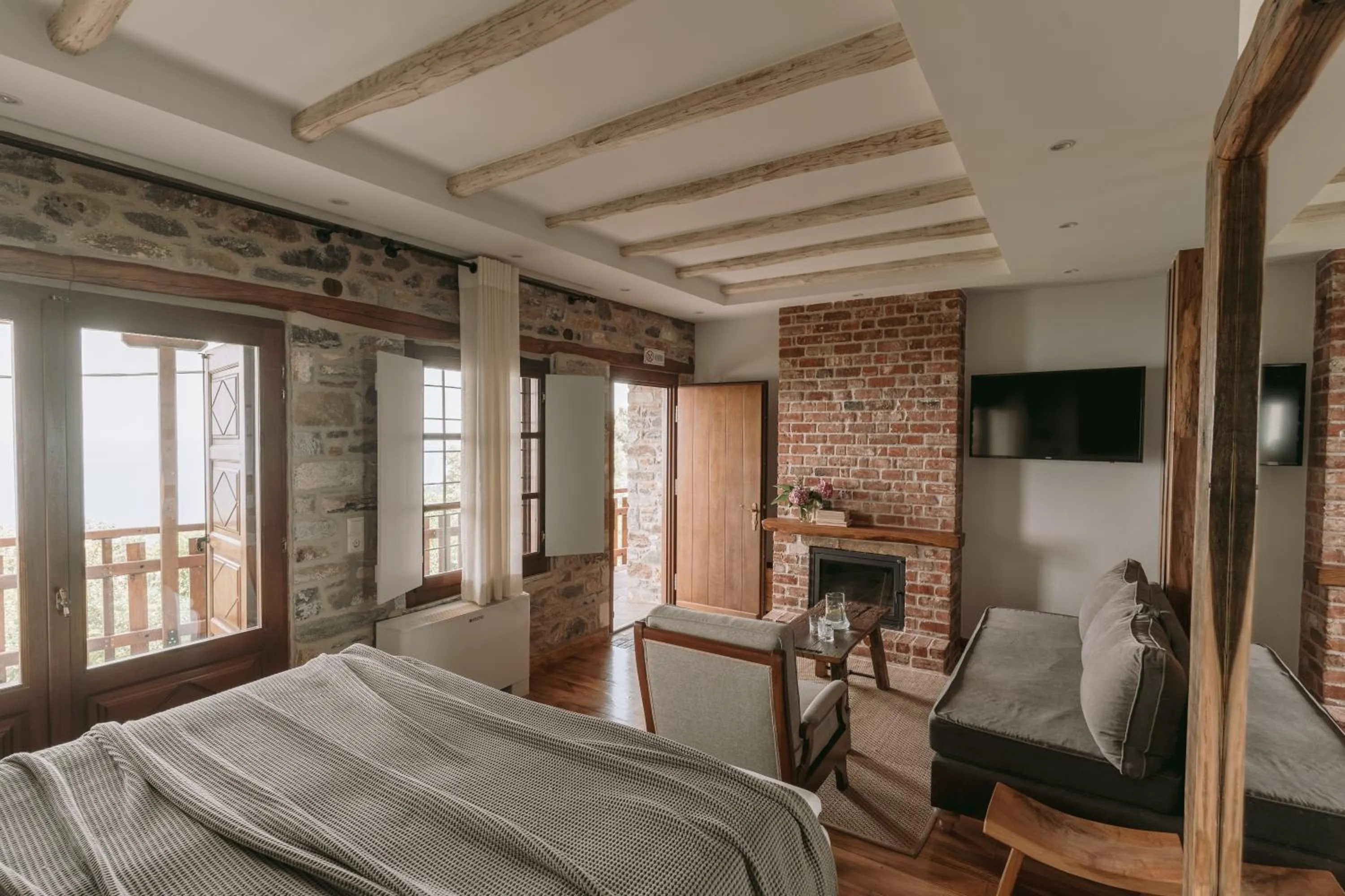 Photo of the whole room, Bed in Adama