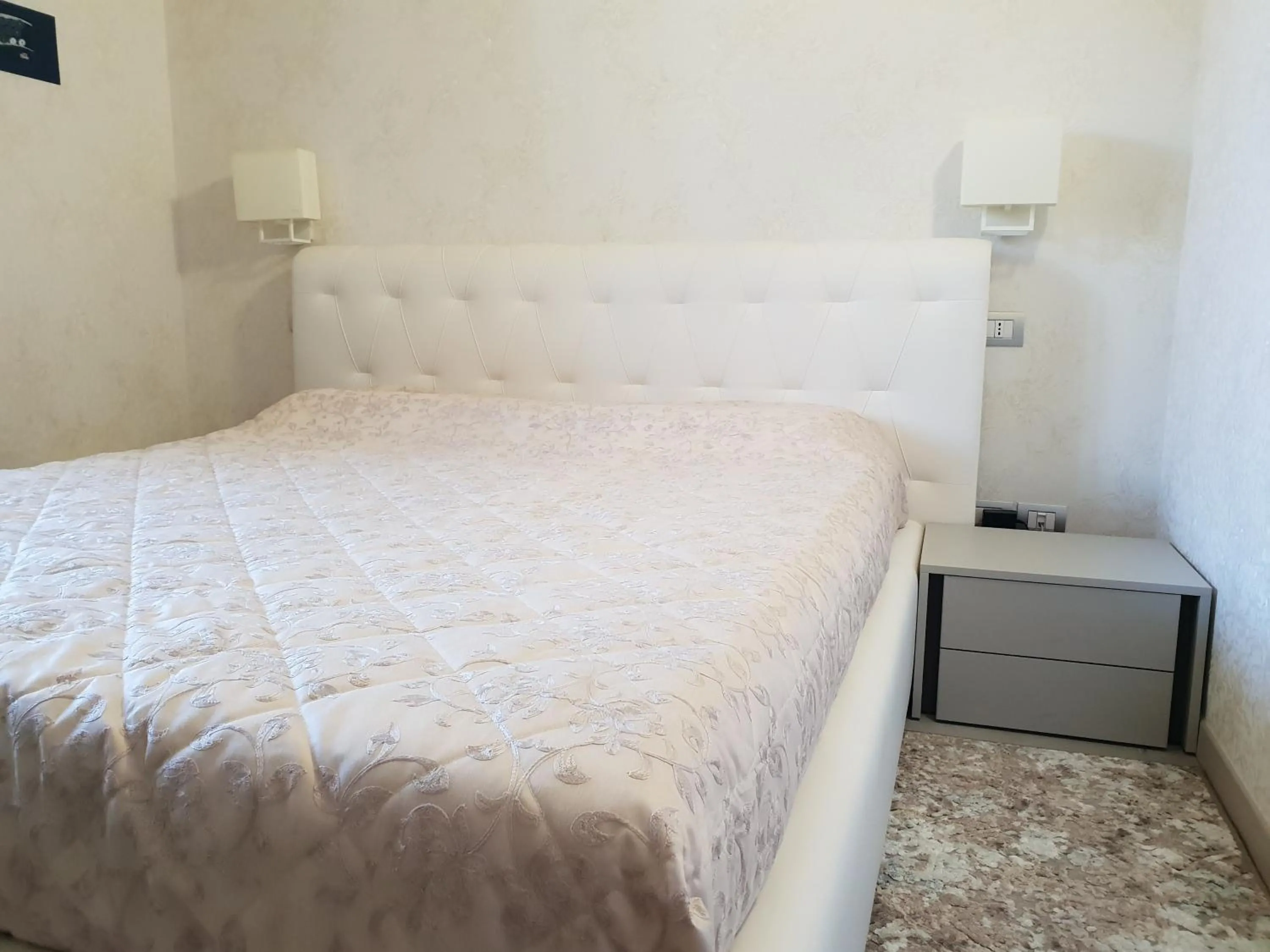 Bed in Sirmione Park View Luxury Apartments