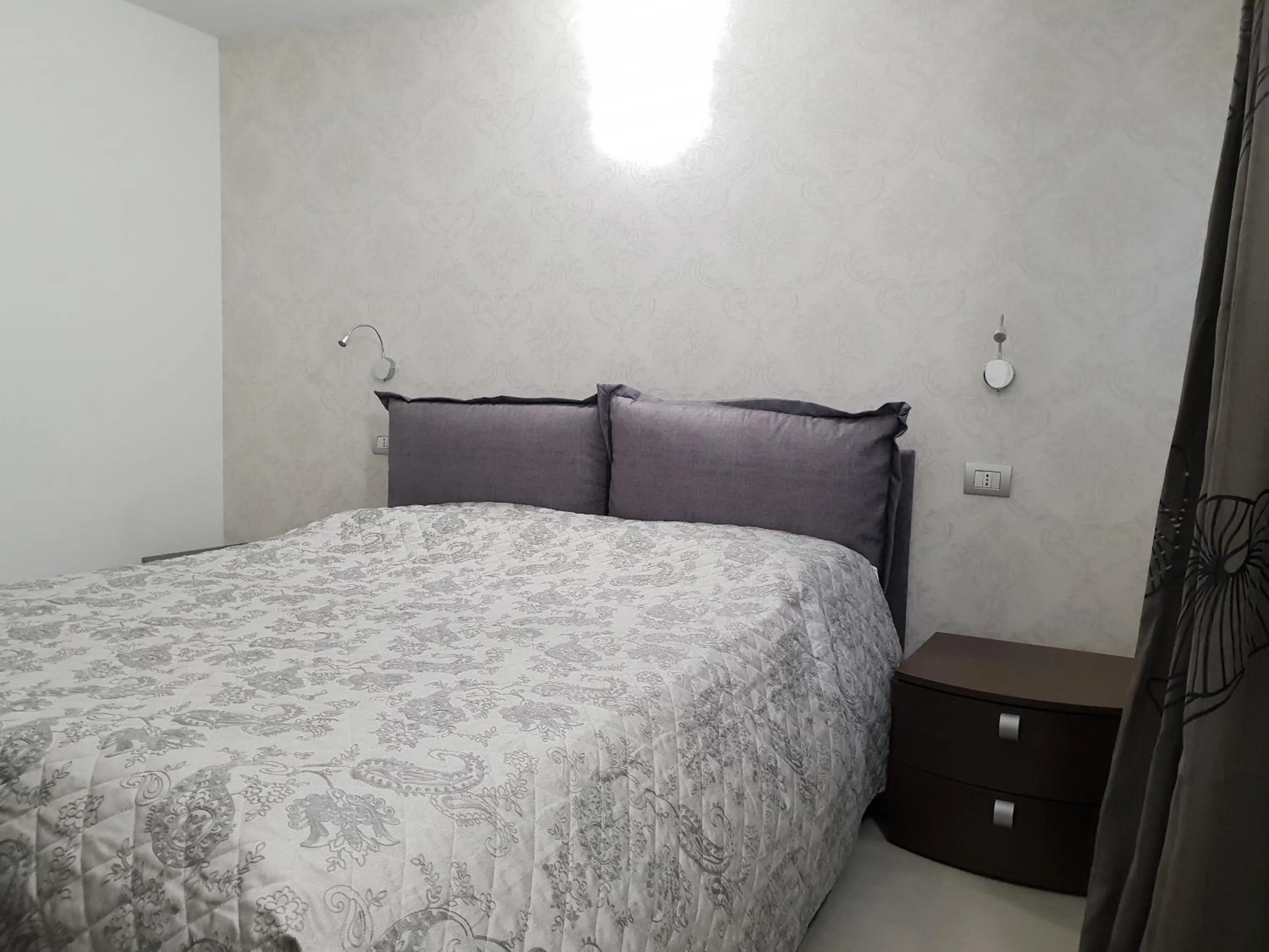 Bed in Sirmione Park View Luxury Apartments