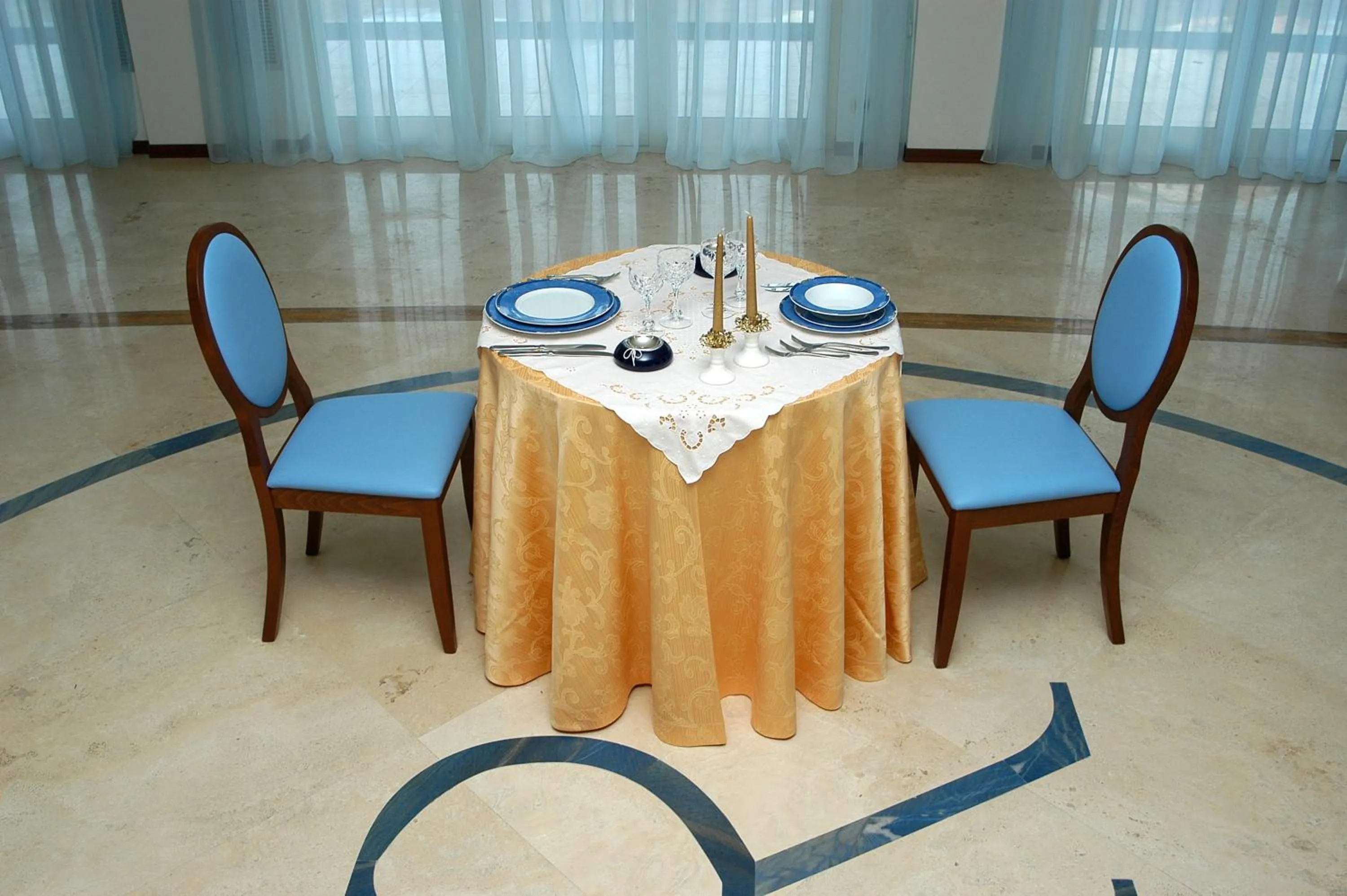 Restaurant/places to eat in Hotel Royal