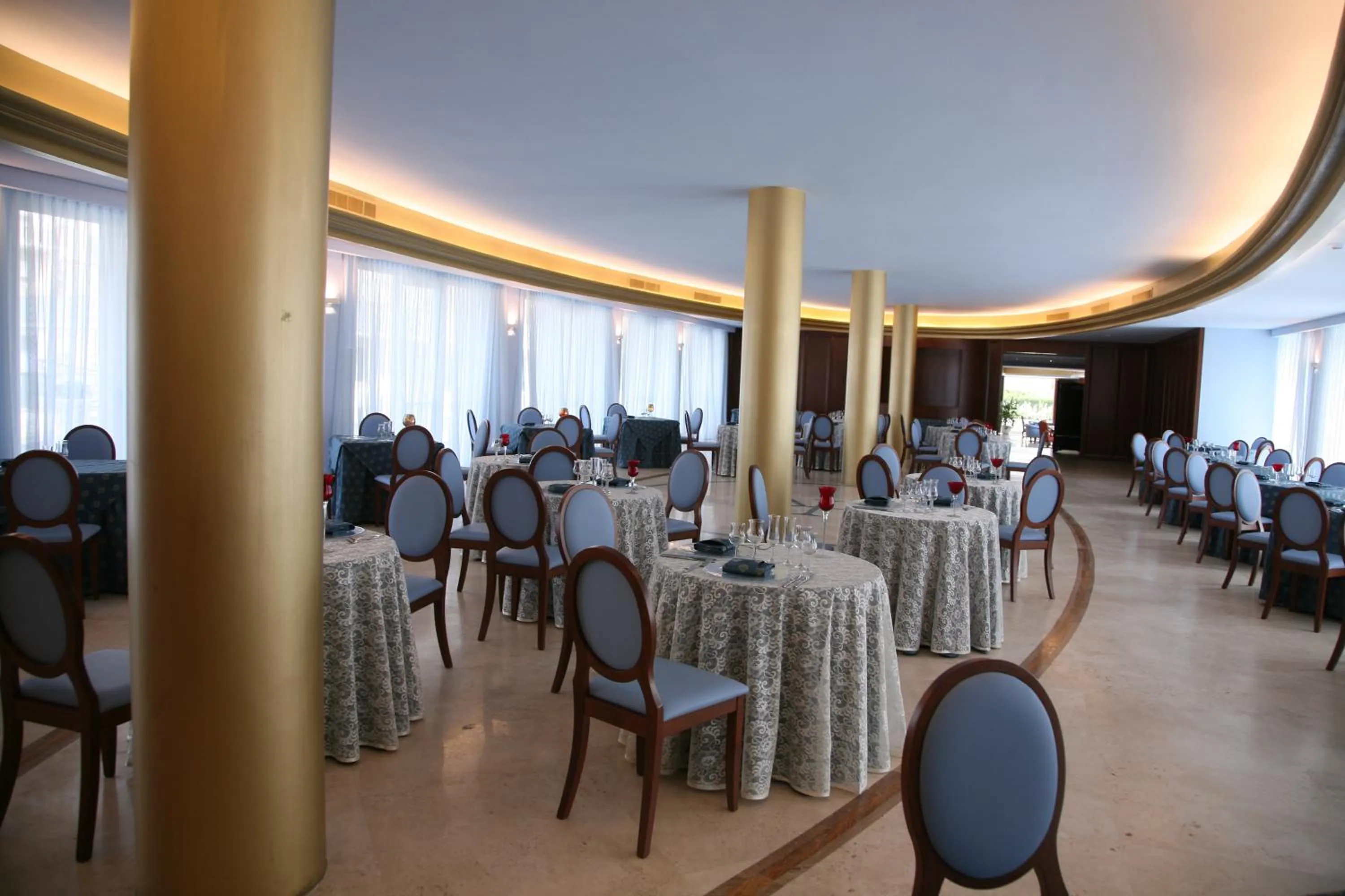 Restaurant/places to eat in Hotel Royal