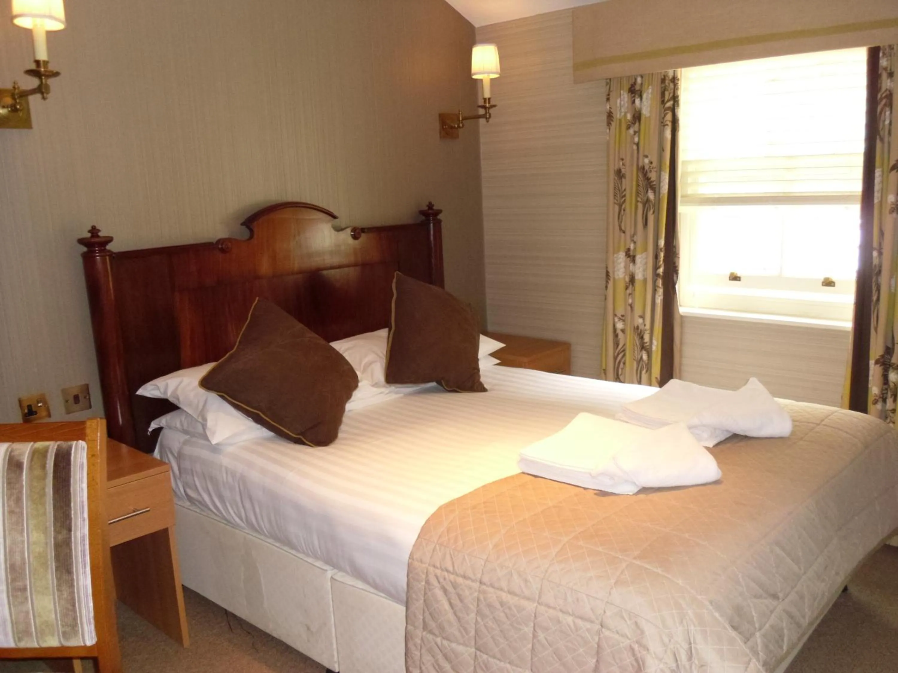 Photo of the whole room, Bed in Wagon & Horses