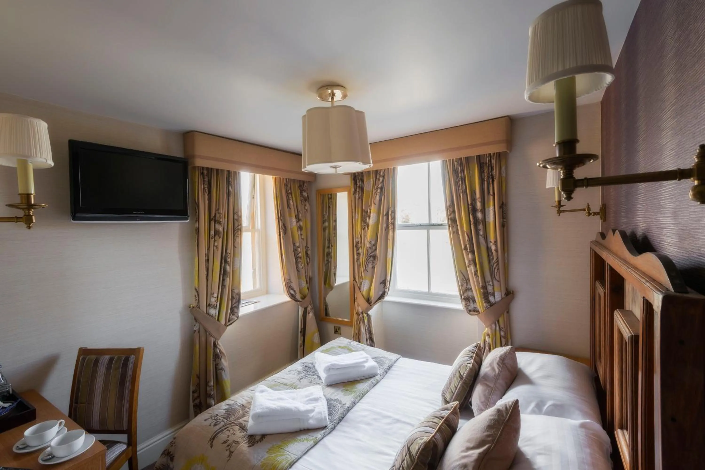 Photo of the whole room, Bed in Wagon & Horses