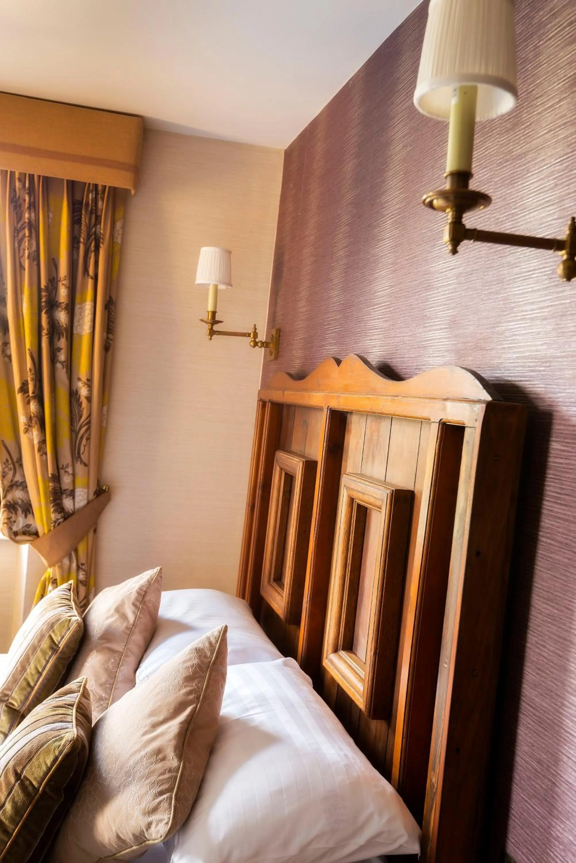 Decorative detail, Bed in Wagon & Horses