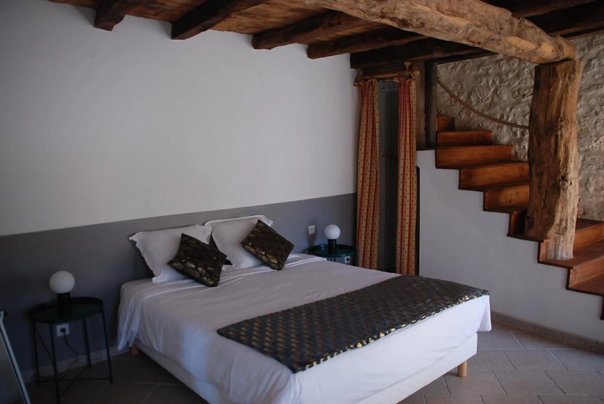 Queen Room with Garden View - single occupancy in Domaine du Champ Fleuri