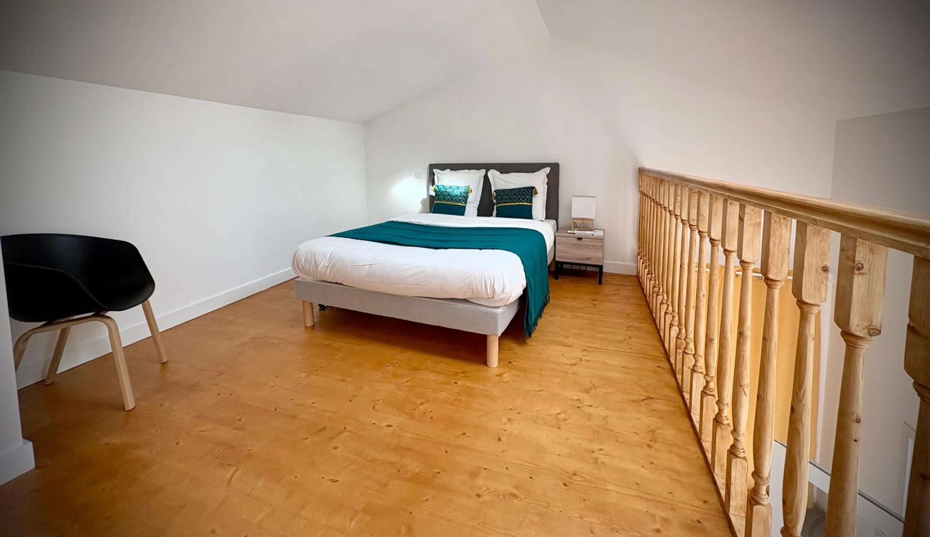 Queen Room - single occupancy in Domaine du Champ Fleuri
