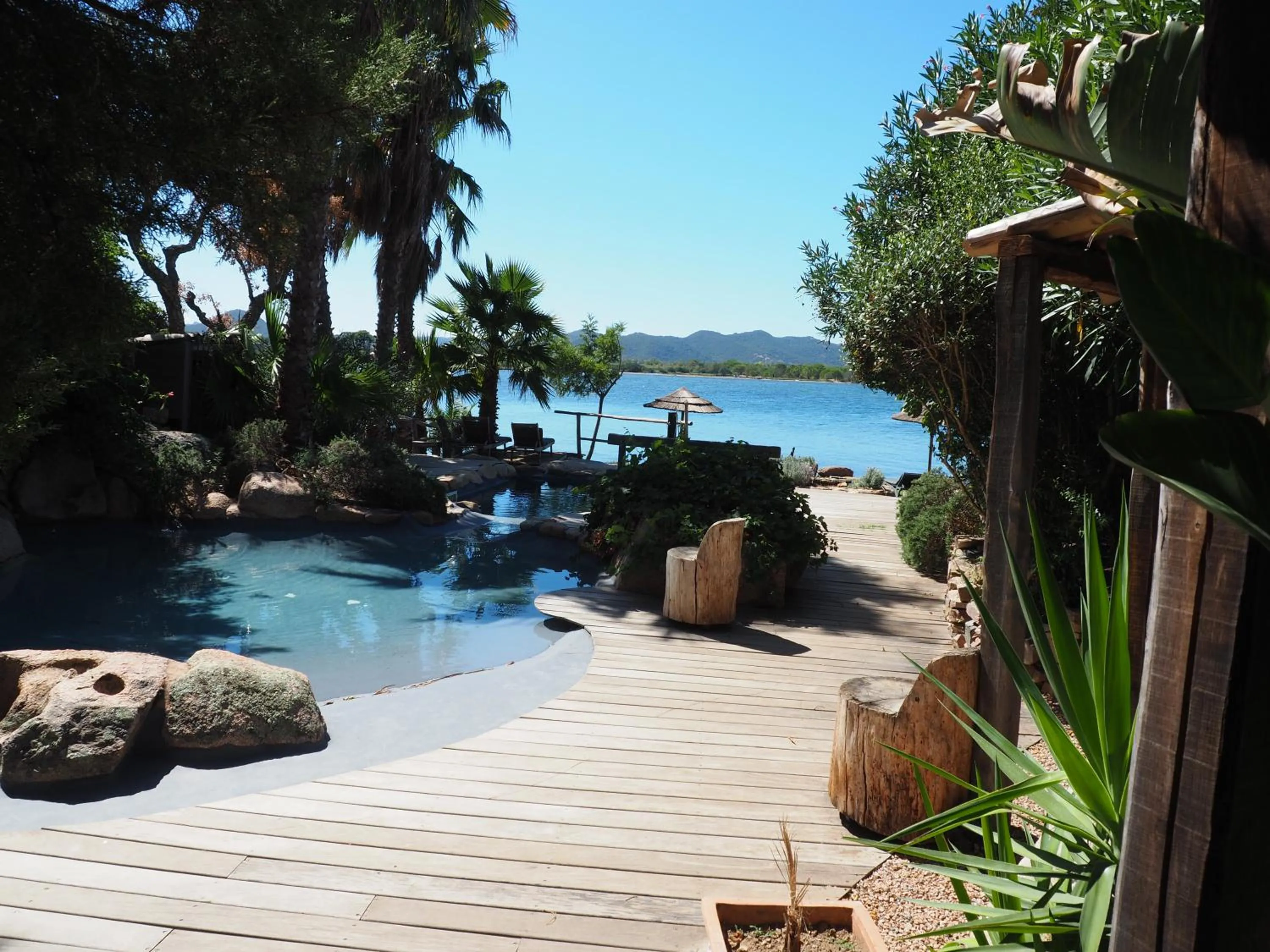 Swimming pool in Maranatha, front de mer avec plage