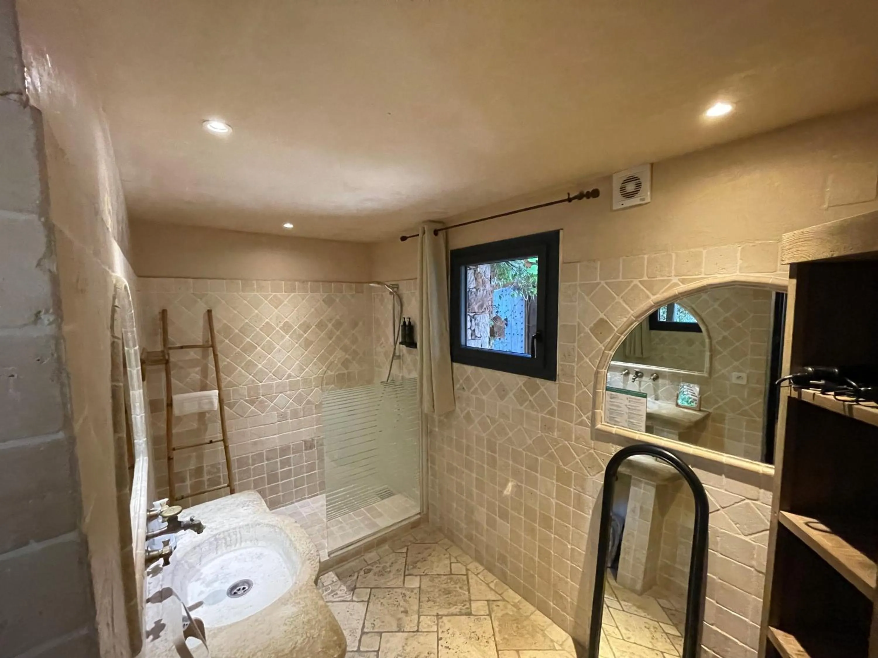 Bathroom in Maranatha, front de mer avec plage