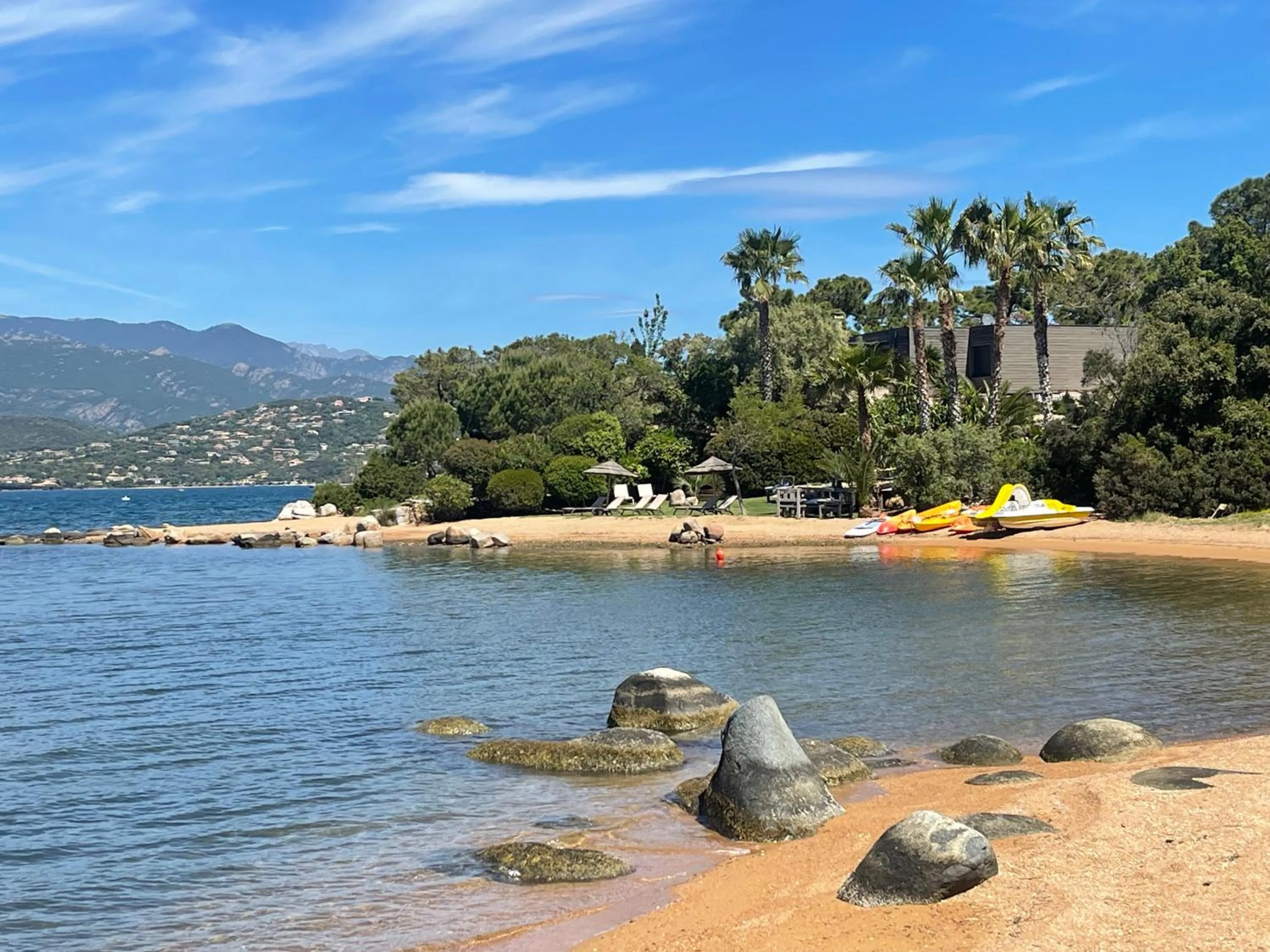 Beach in Maranatha, front de mer avec plage