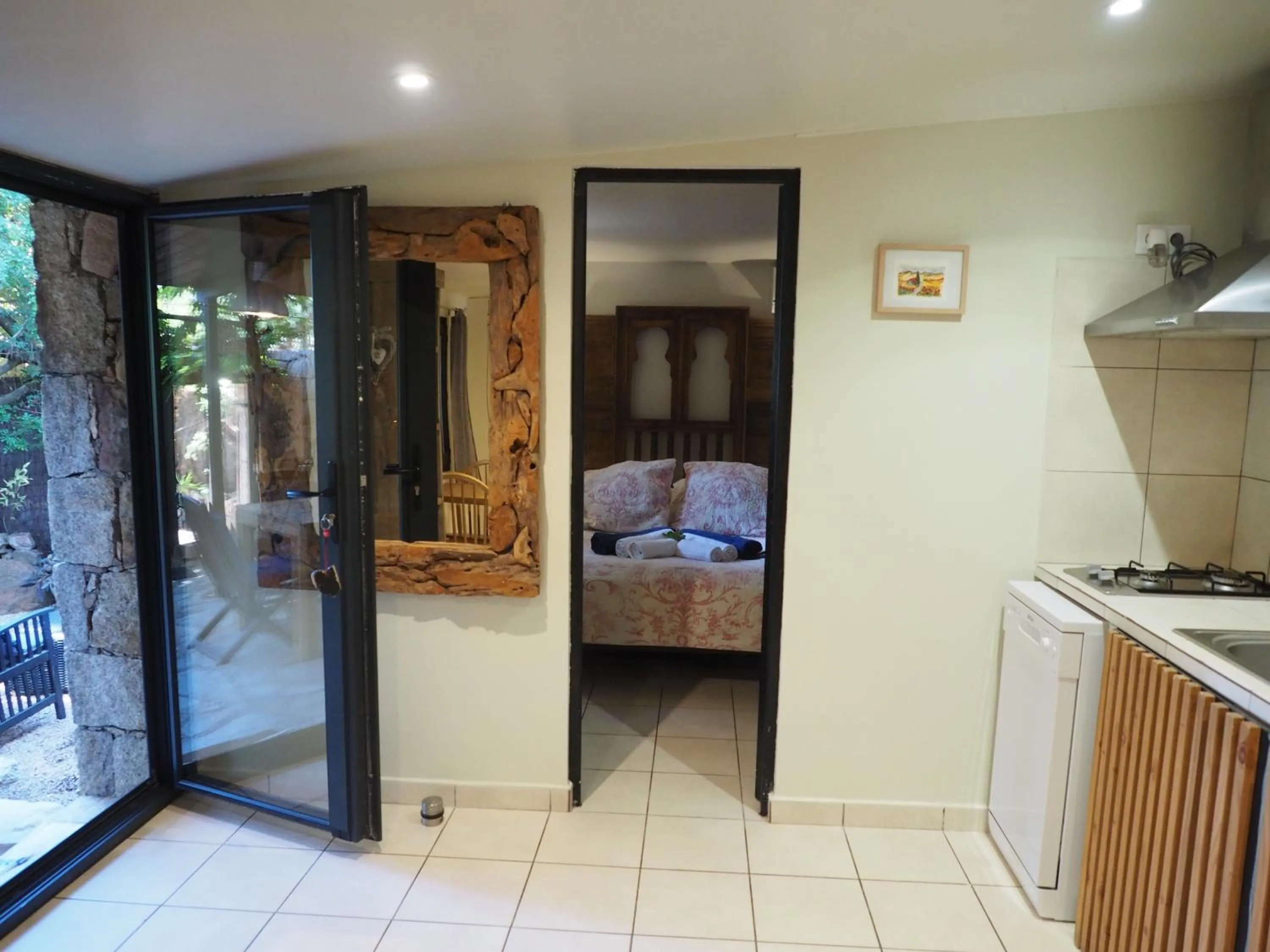 Photo of the whole room, Bed in Maranatha, front de mer avec plage