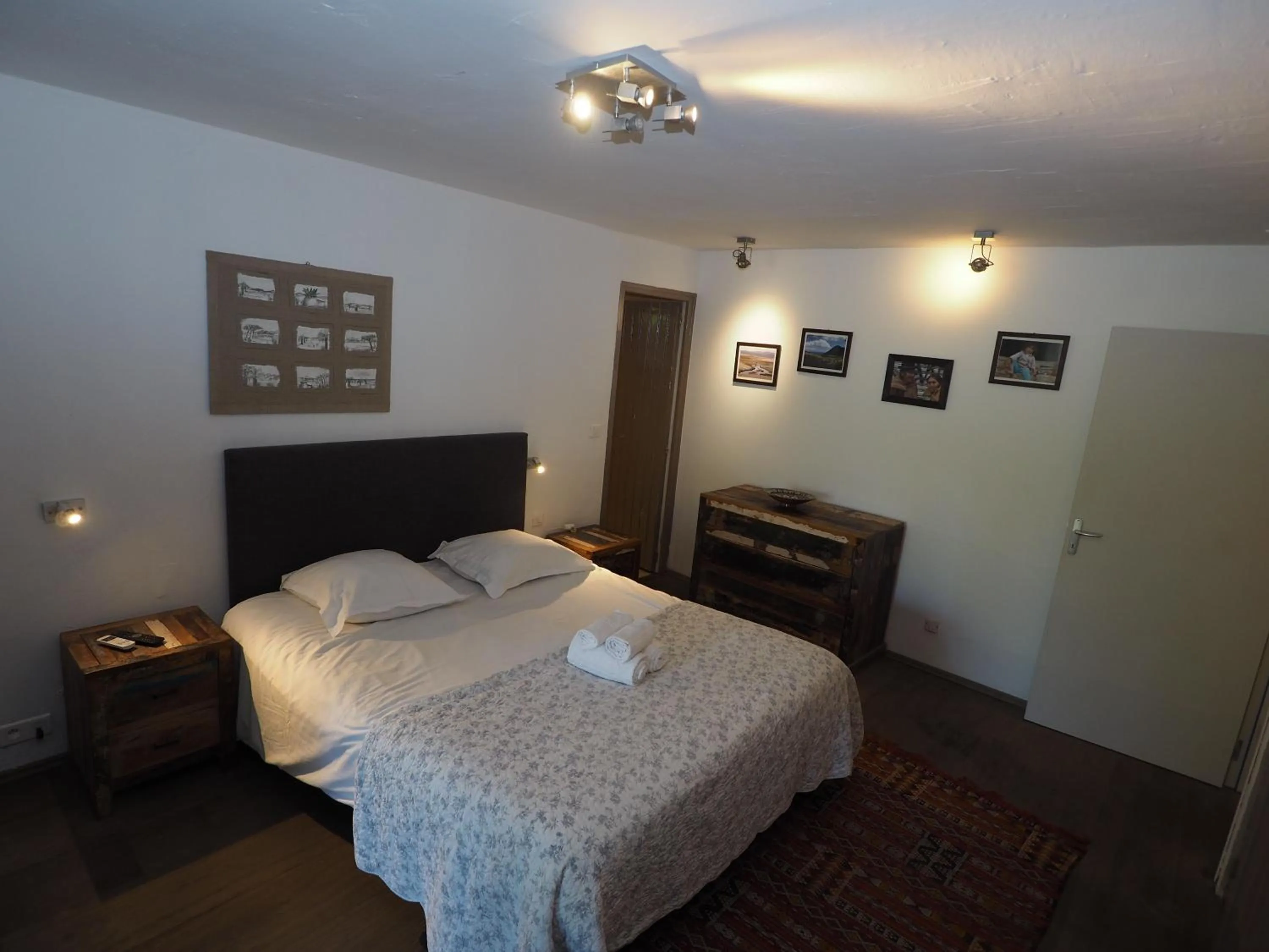 Photo of the whole room, Bed in Maranatha, front de mer avec plage