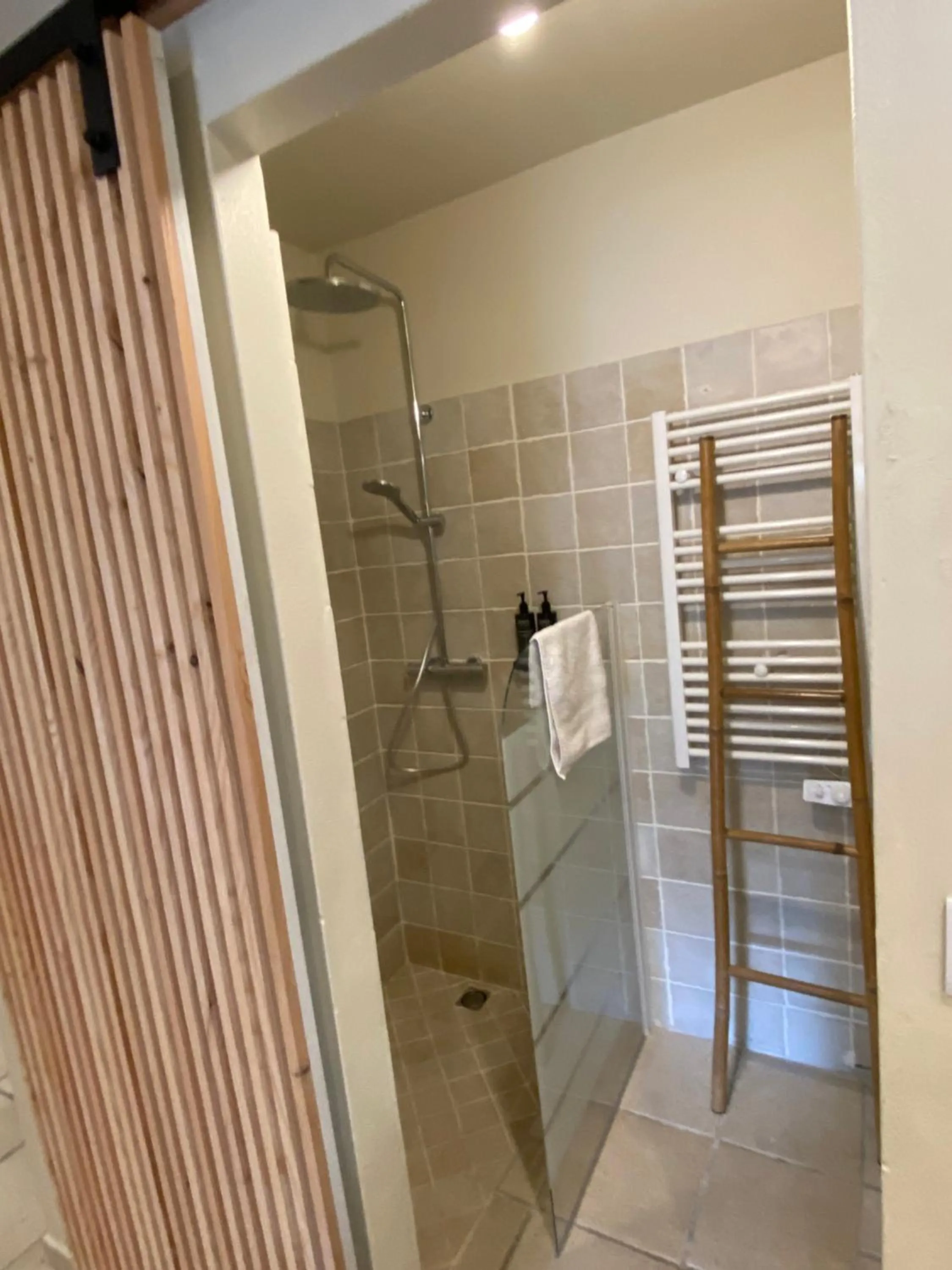 Bathroom in Maranatha, front de mer avec plage