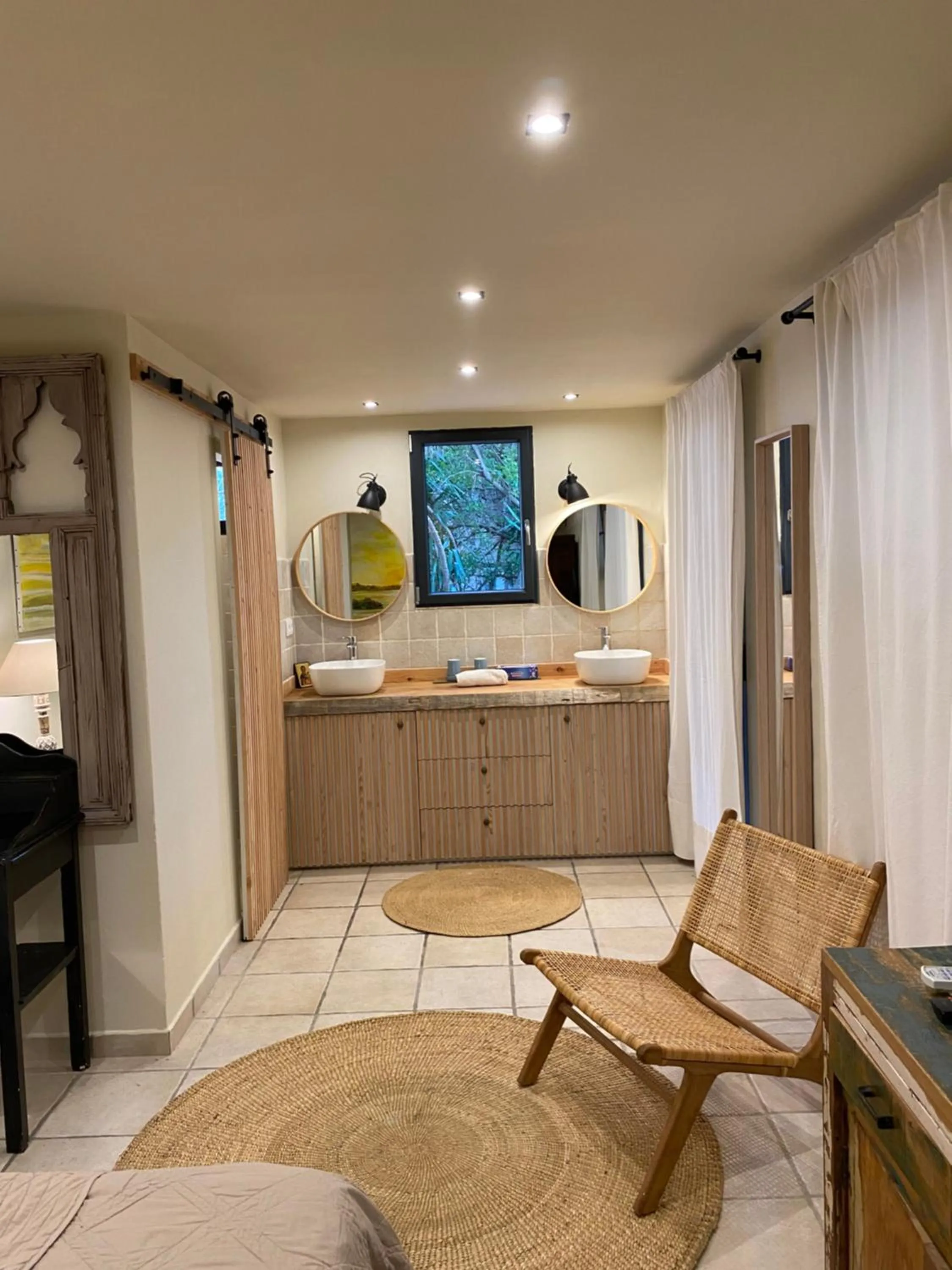 Bathroom in Maranatha, front de mer avec plage