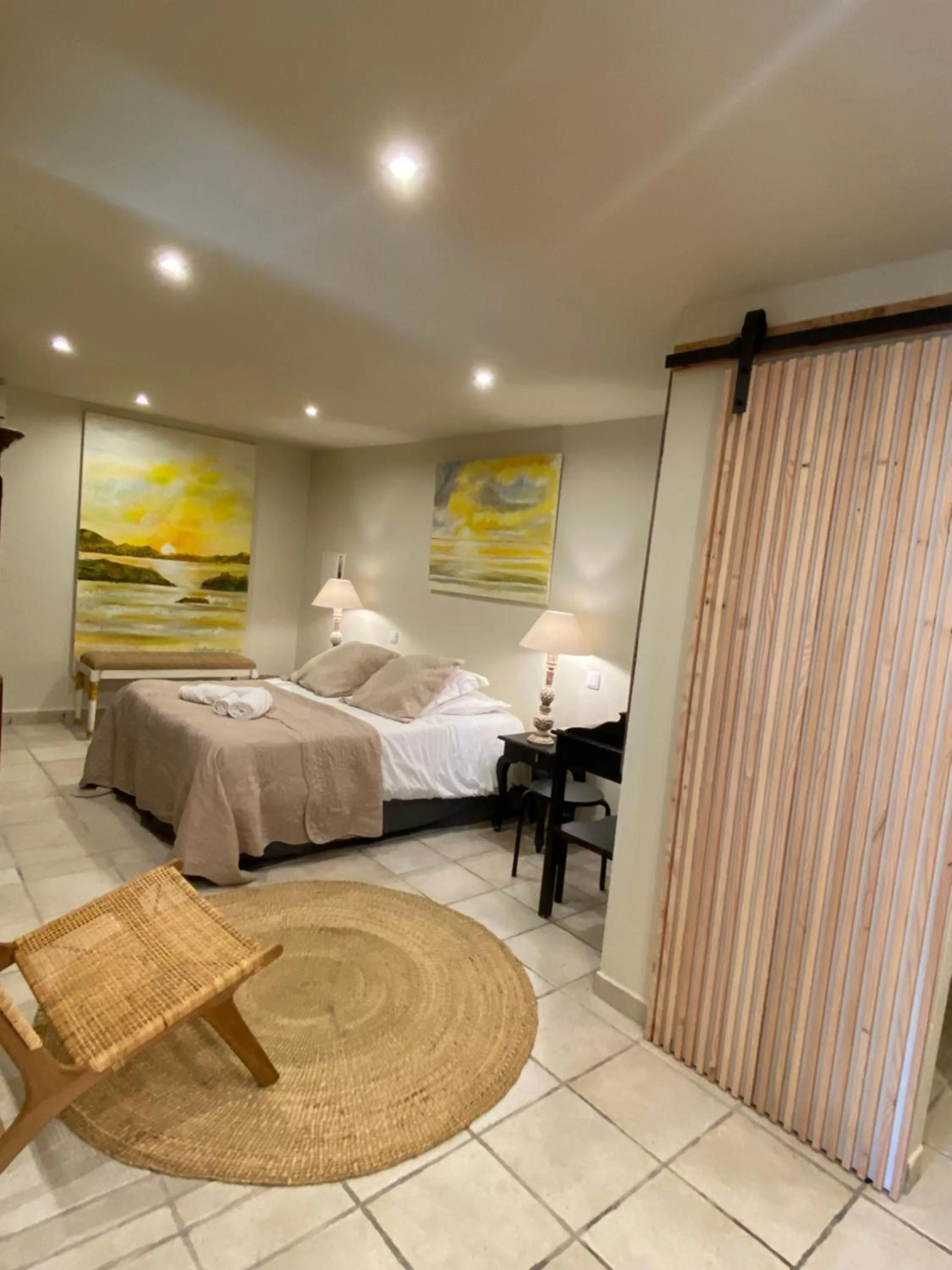 Photo of the whole room, Bed in Maranatha, front de mer avec plage