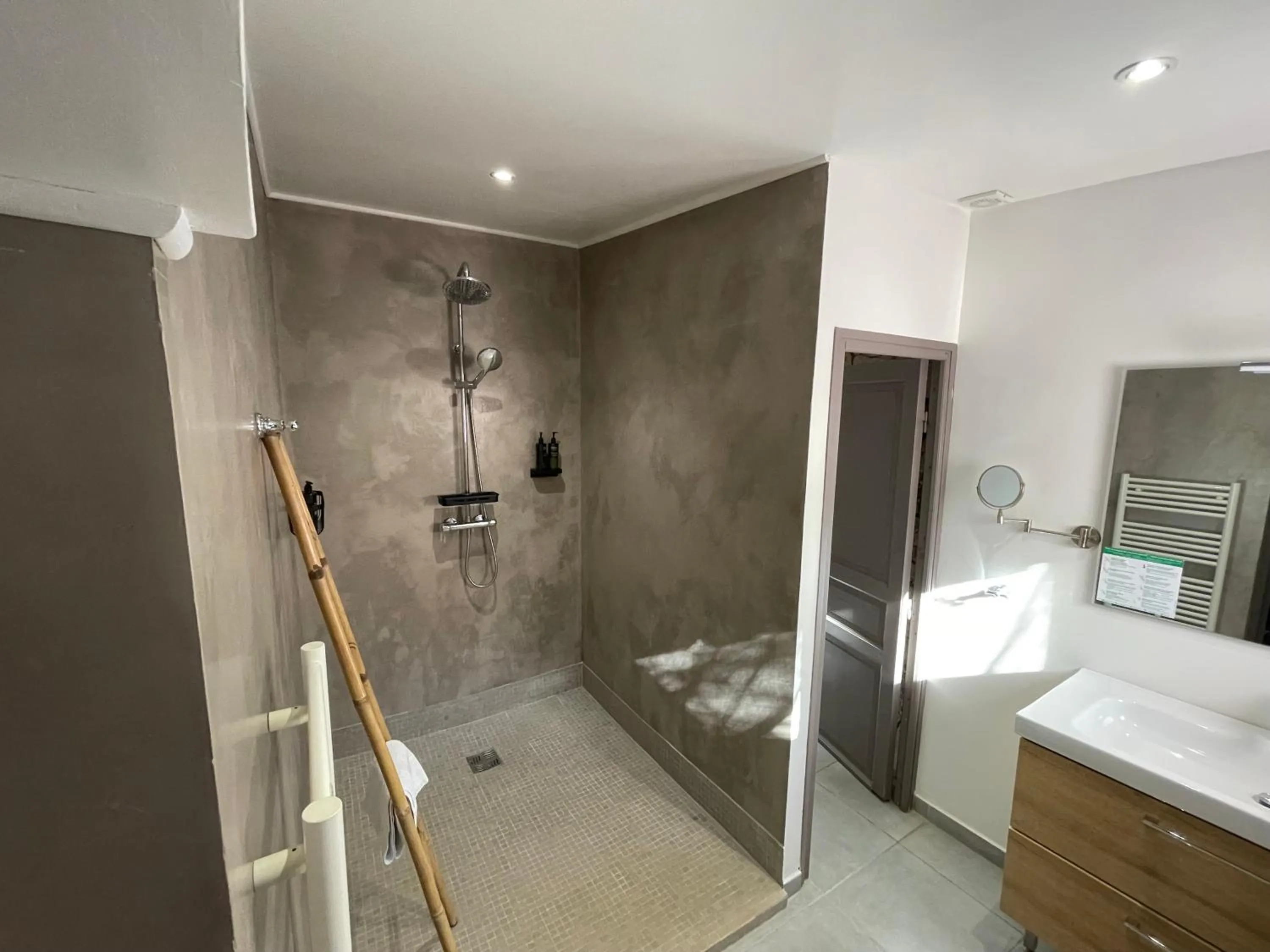 Bathroom in Maranatha, front de mer avec plage