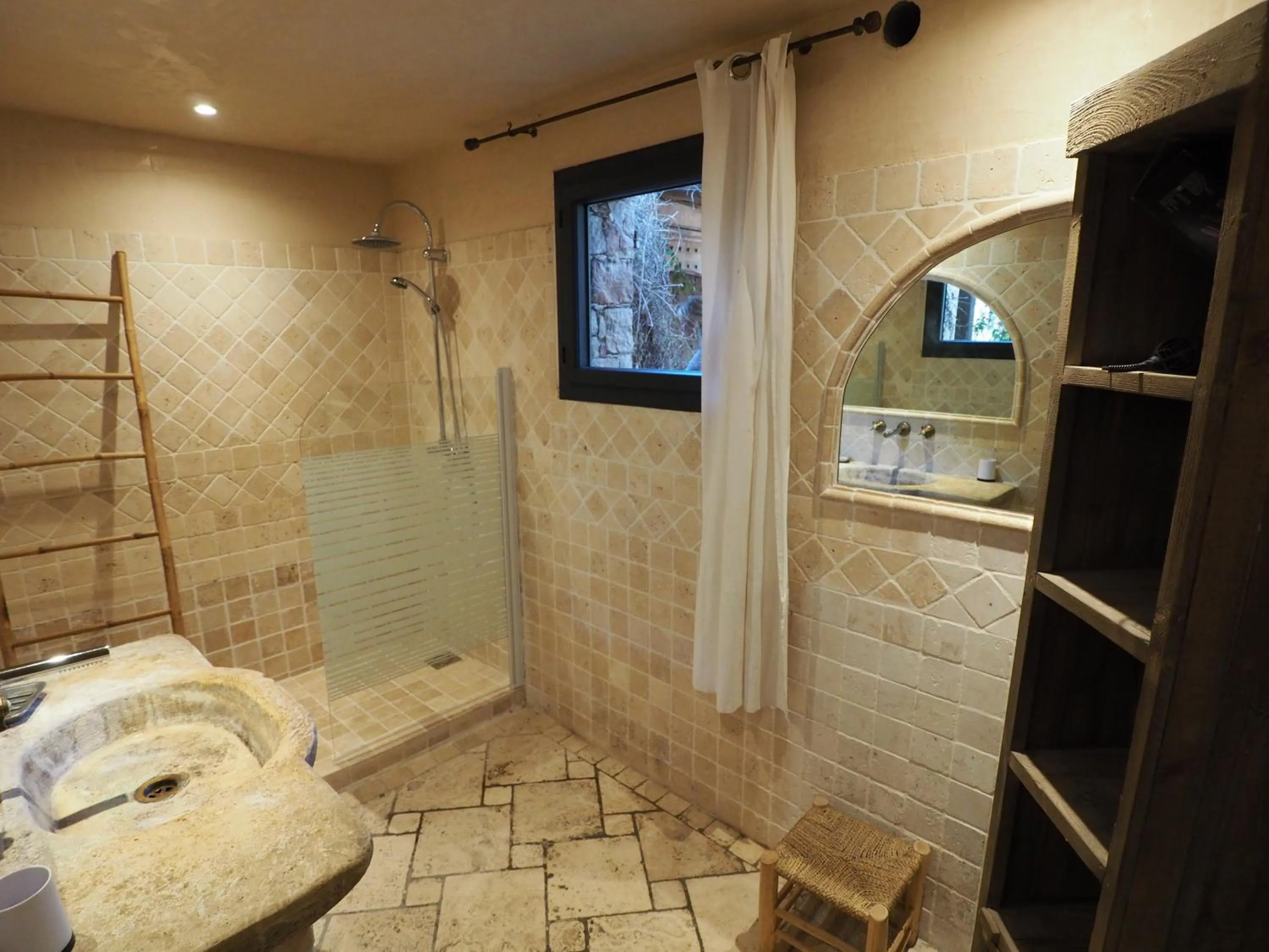 Bathroom in Maranatha, front de mer avec plage