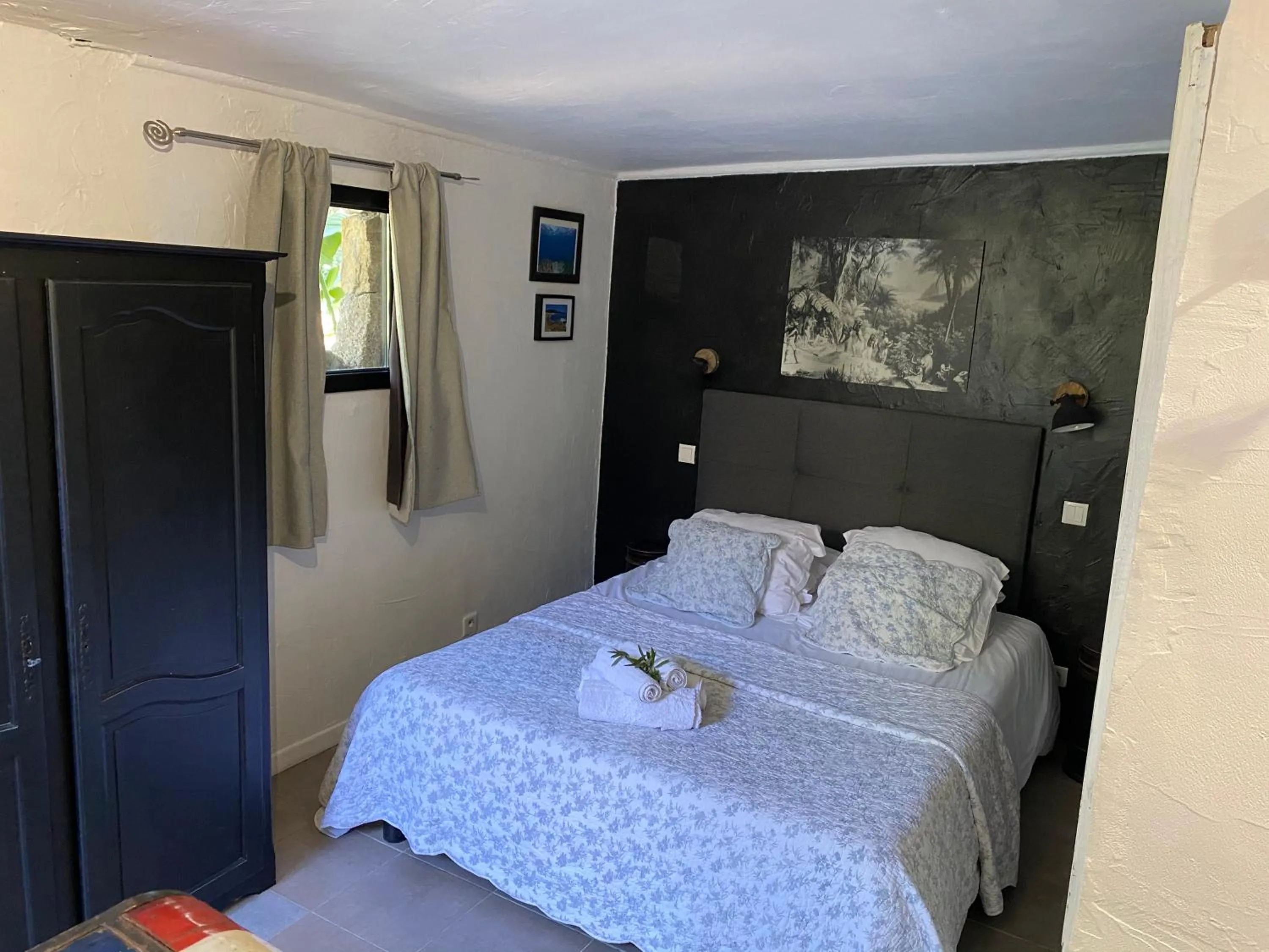 Photo of the whole room, Bed in Maranatha, front de mer avec plage