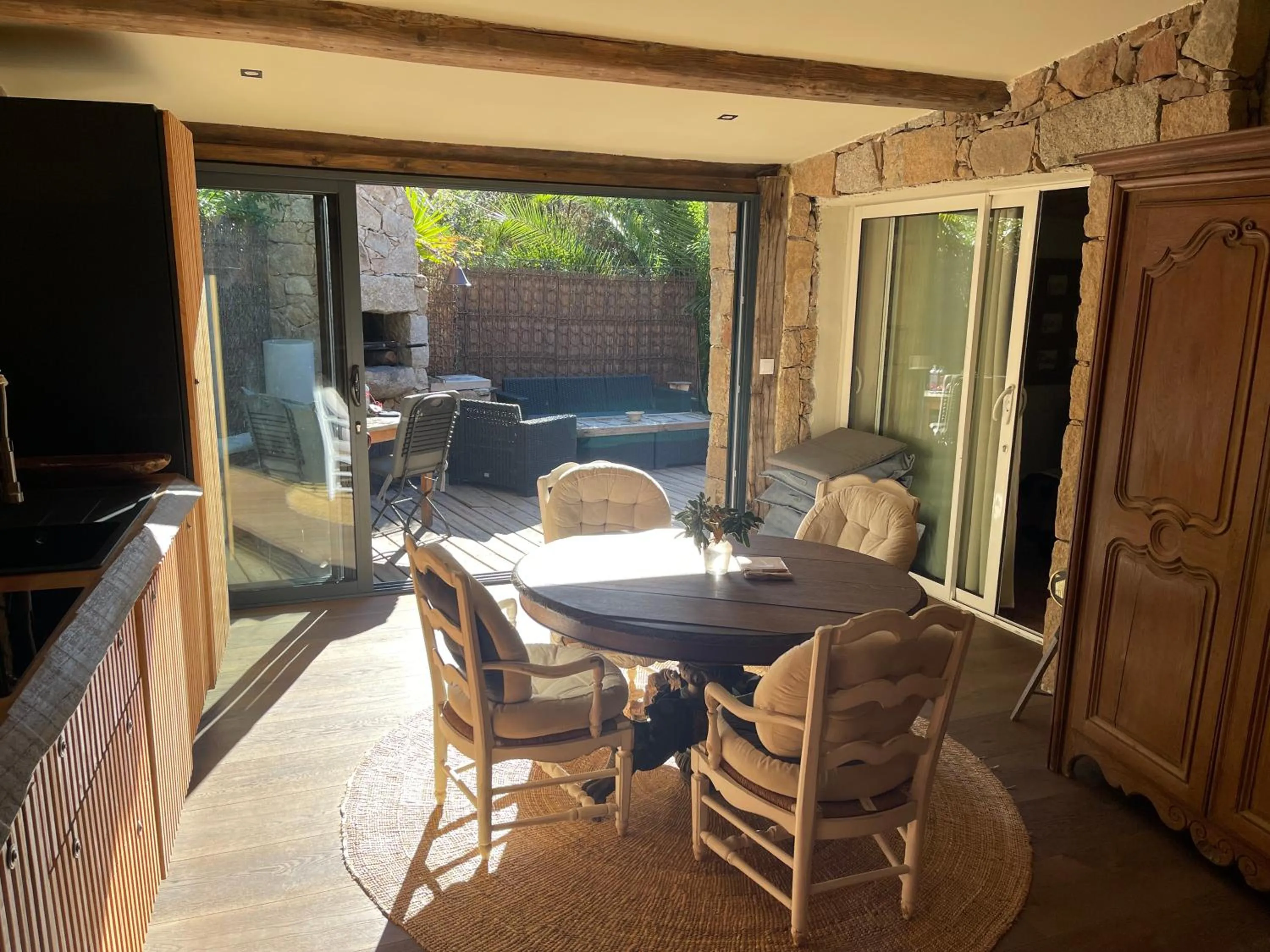 Seating area in Maranatha, front de mer avec plage