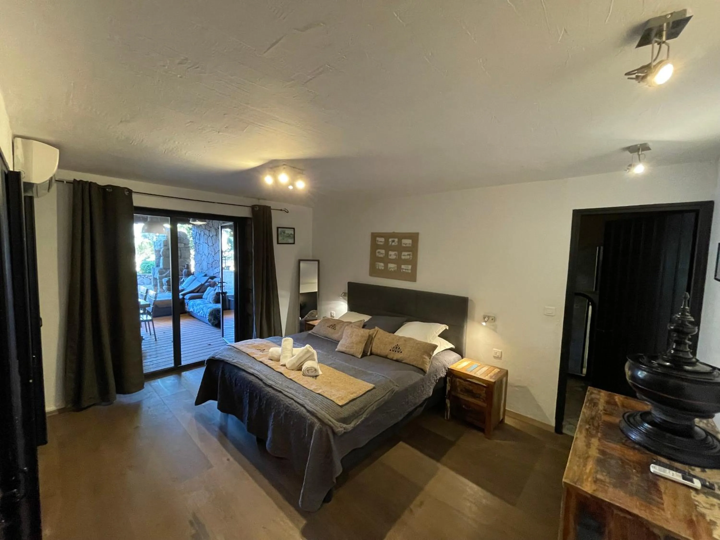 Photo of the whole room, Bed in Maranatha, front de mer avec plage