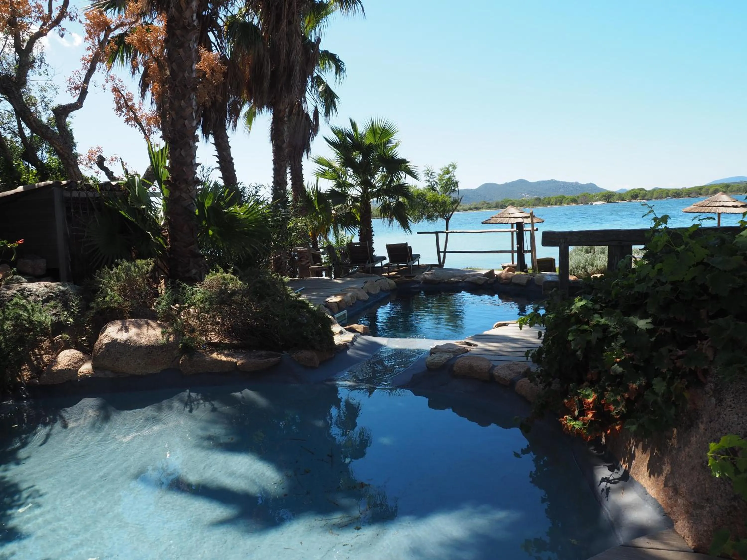 Swimming pool in Maranatha, front de mer avec plage