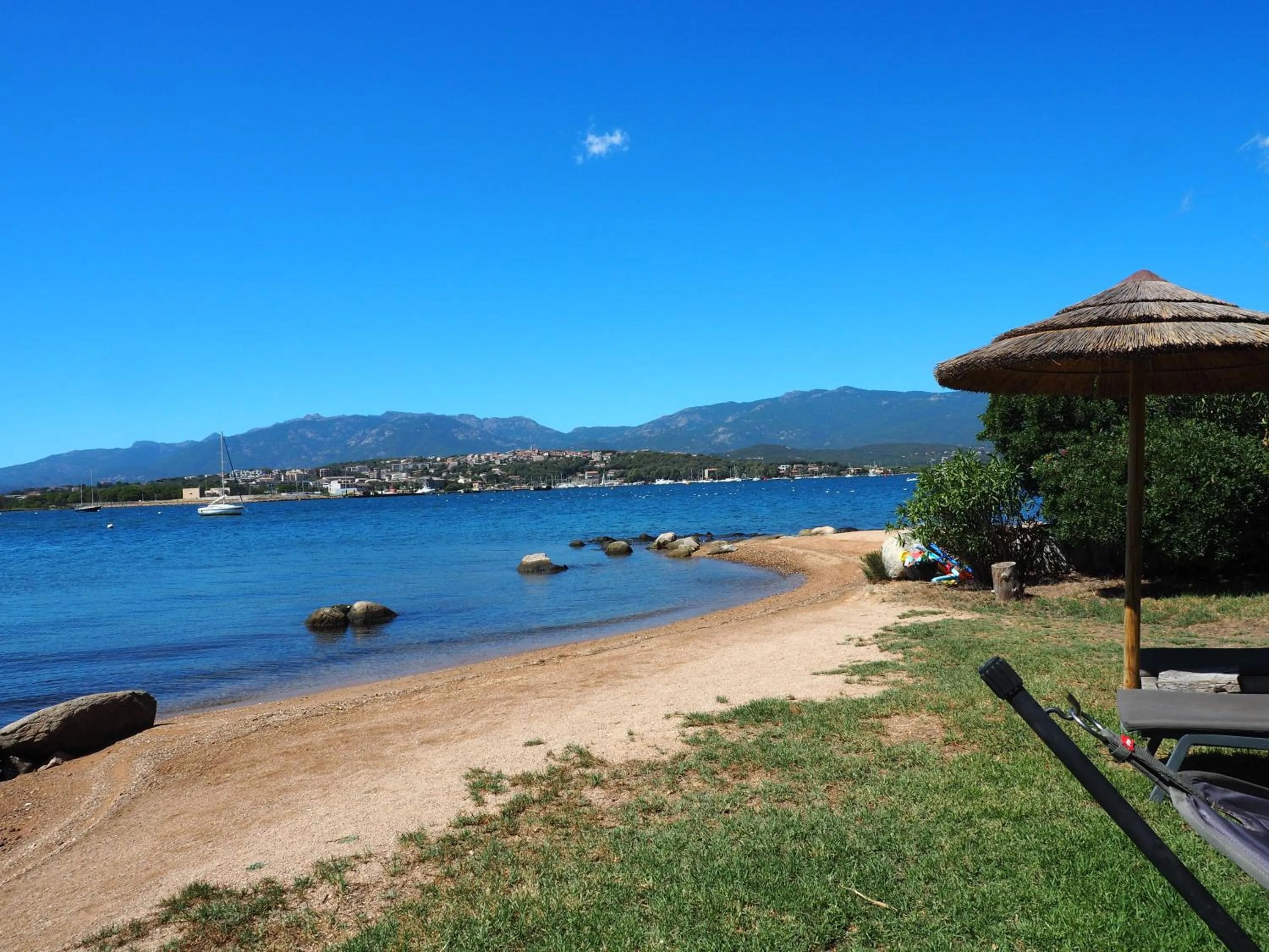 Beach in Maranatha, front de mer avec plage