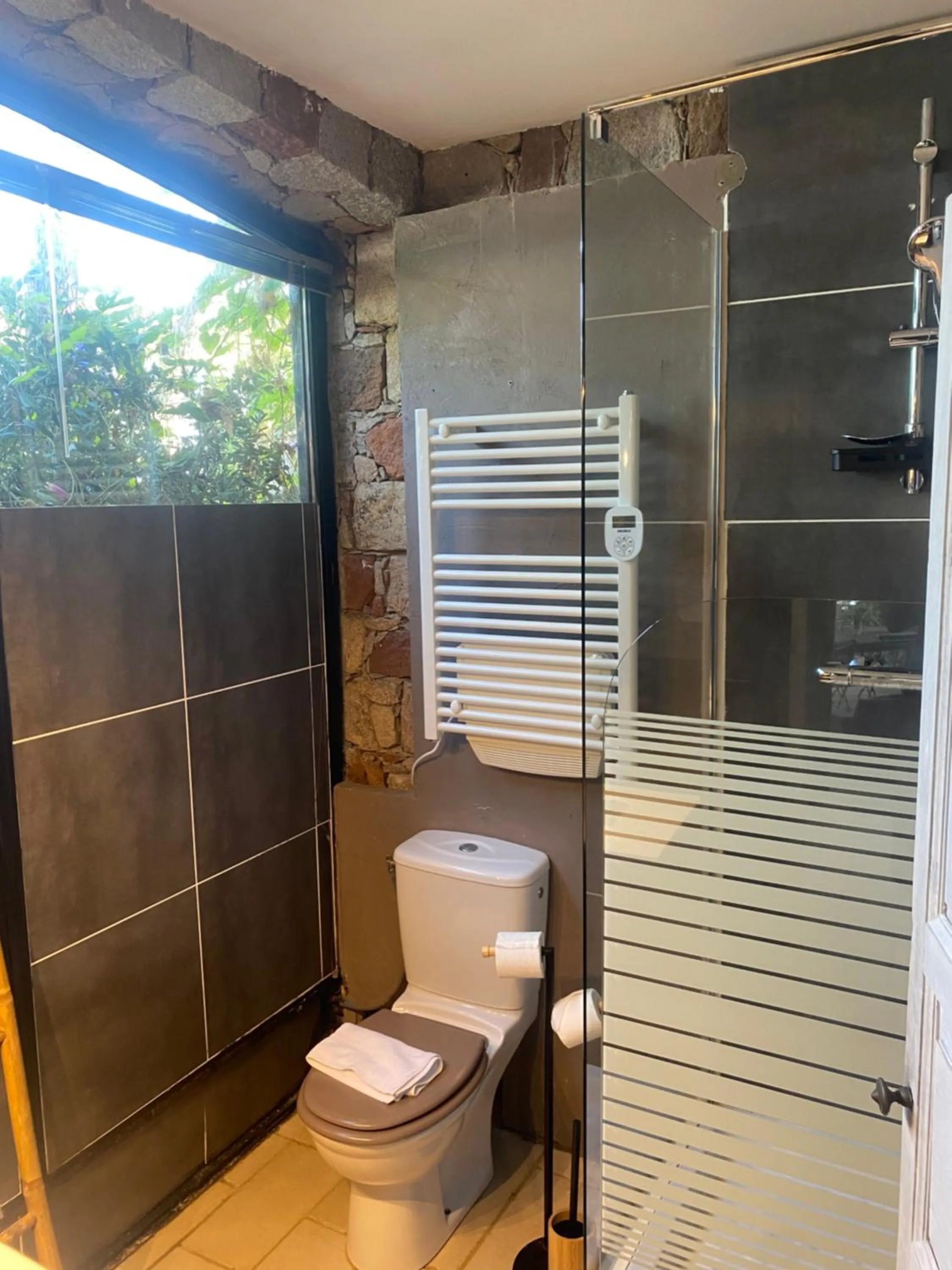 Bathroom in Maranatha, front de mer avec plage