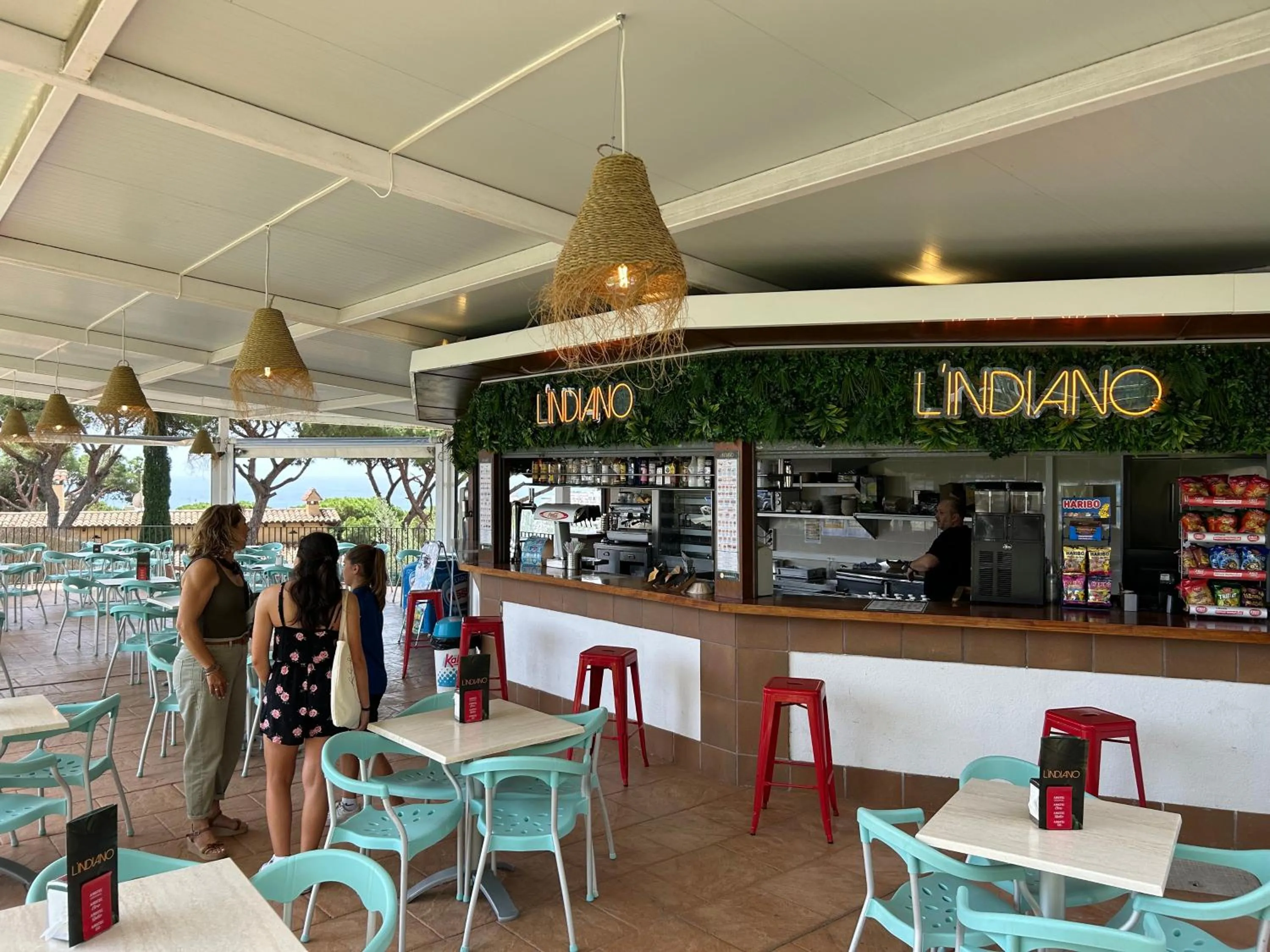 Restaurant/places to eat in AR Bolero park