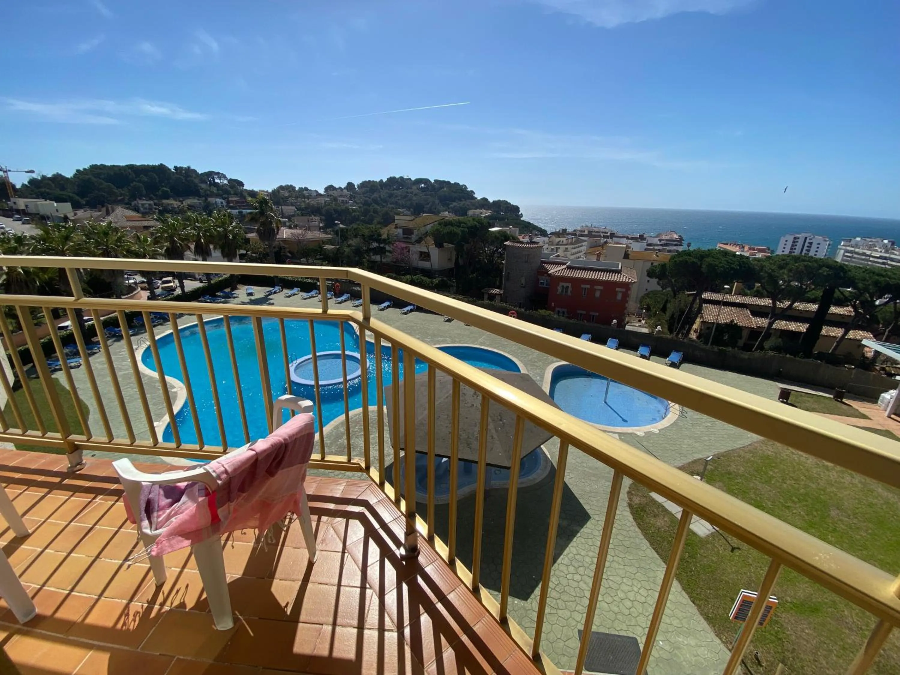 Swimming pool in AR Bolero park