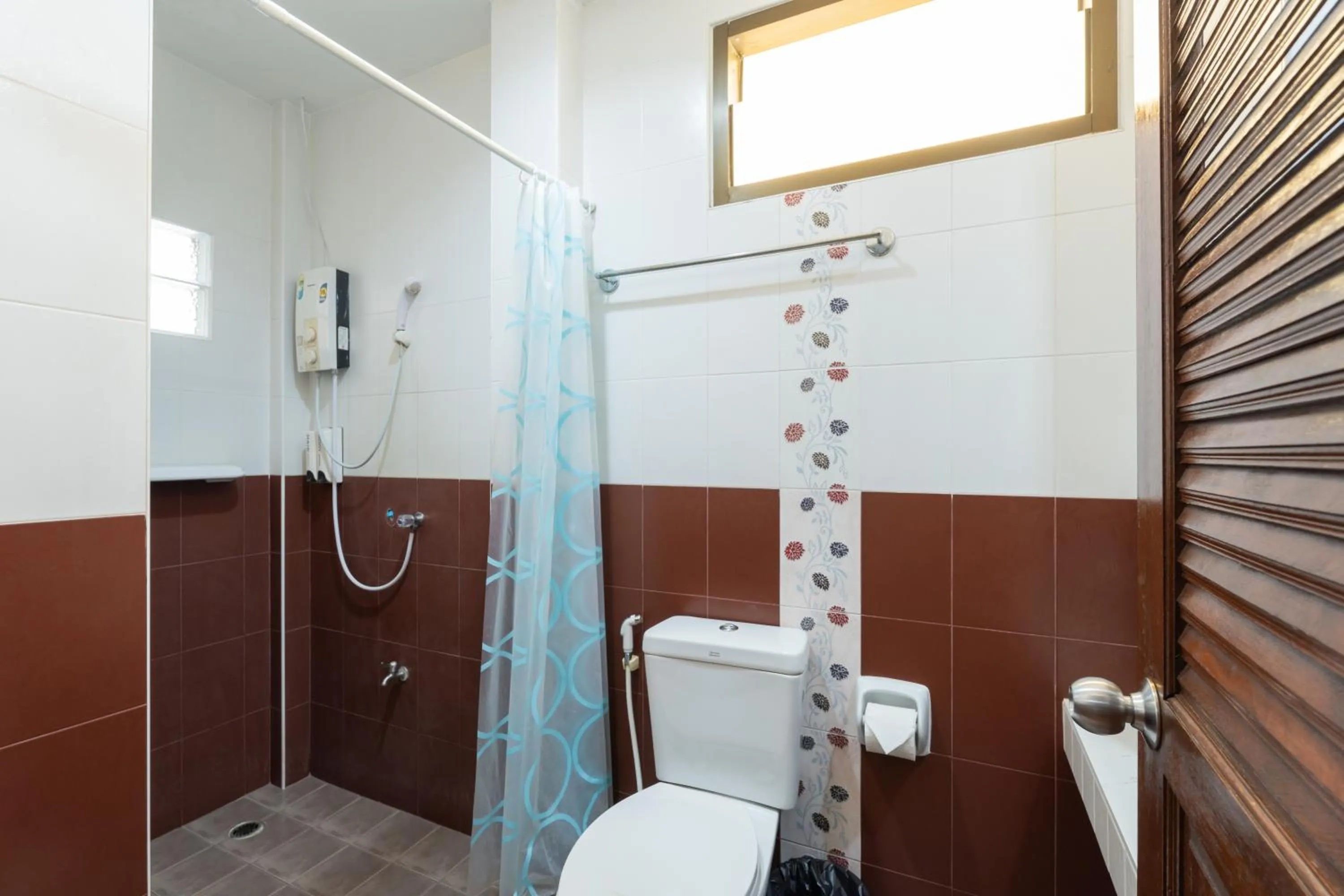 Shower in Amarin Hotel Patong