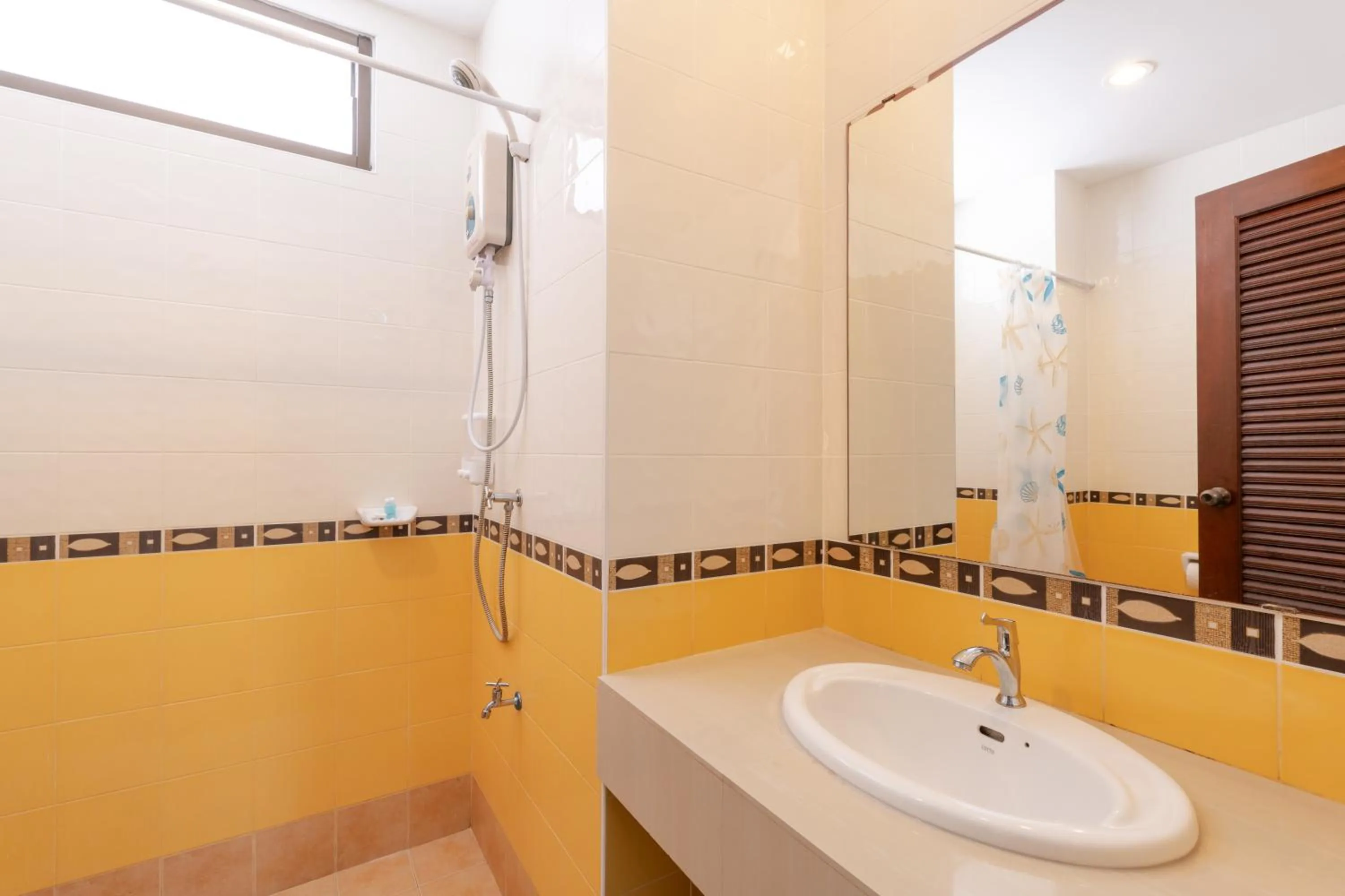 Shower in Amarin Hotel Patong