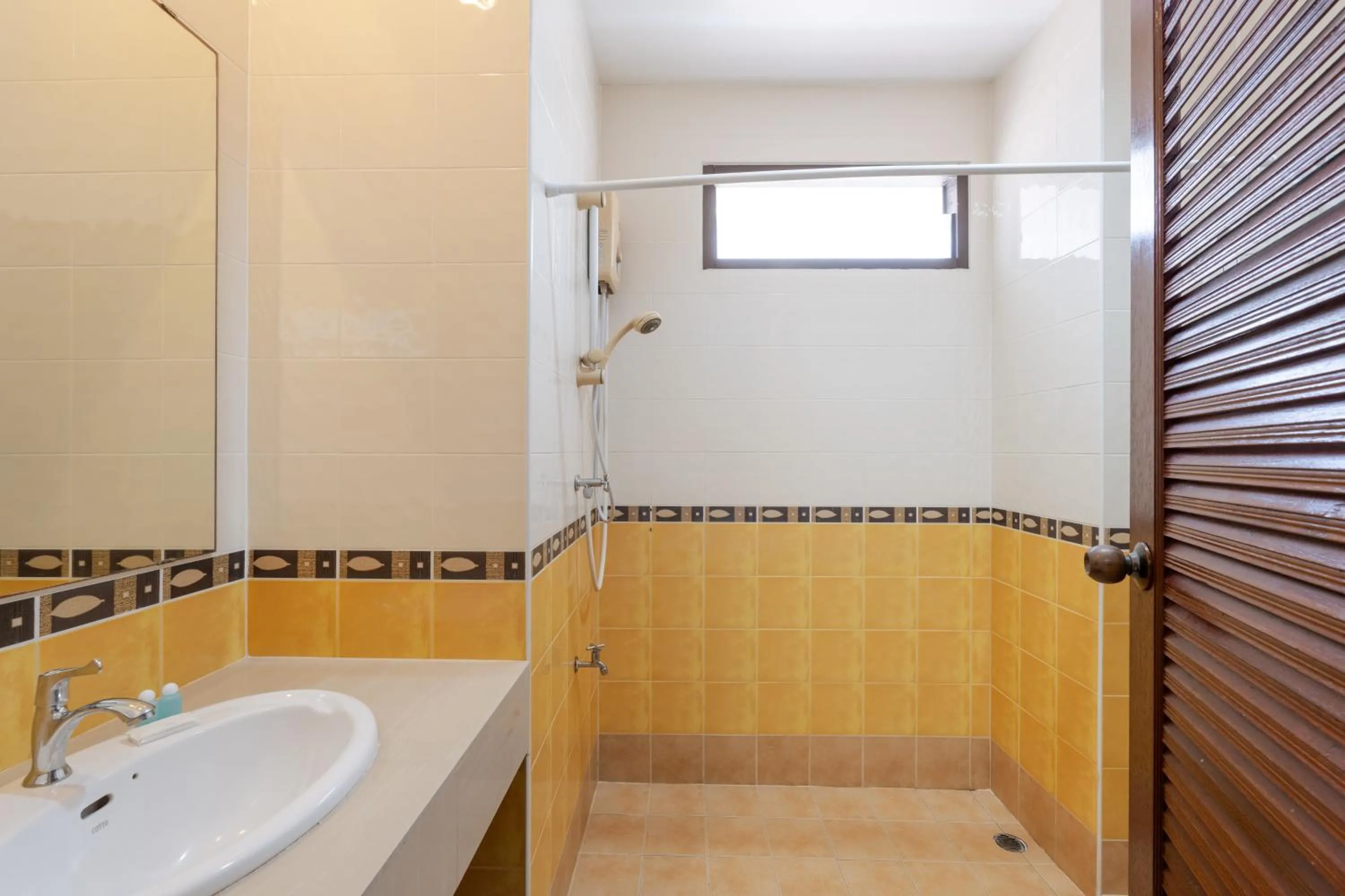 Shower in Amarin Hotel Patong