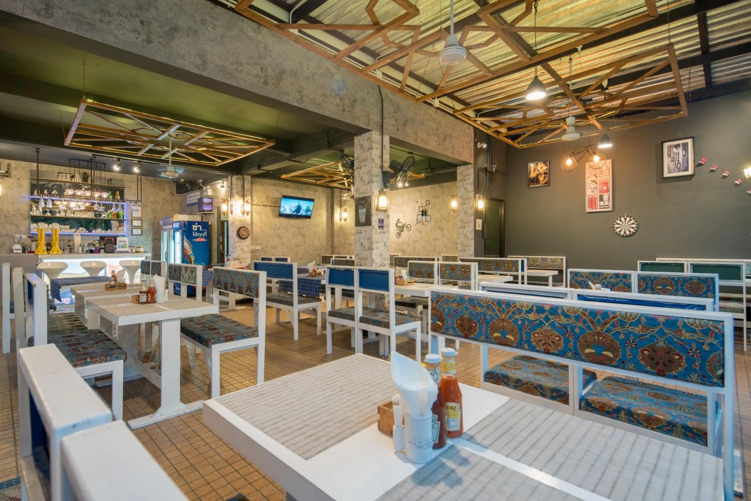 Restaurant/places to eat in Amarin Hotel Patong