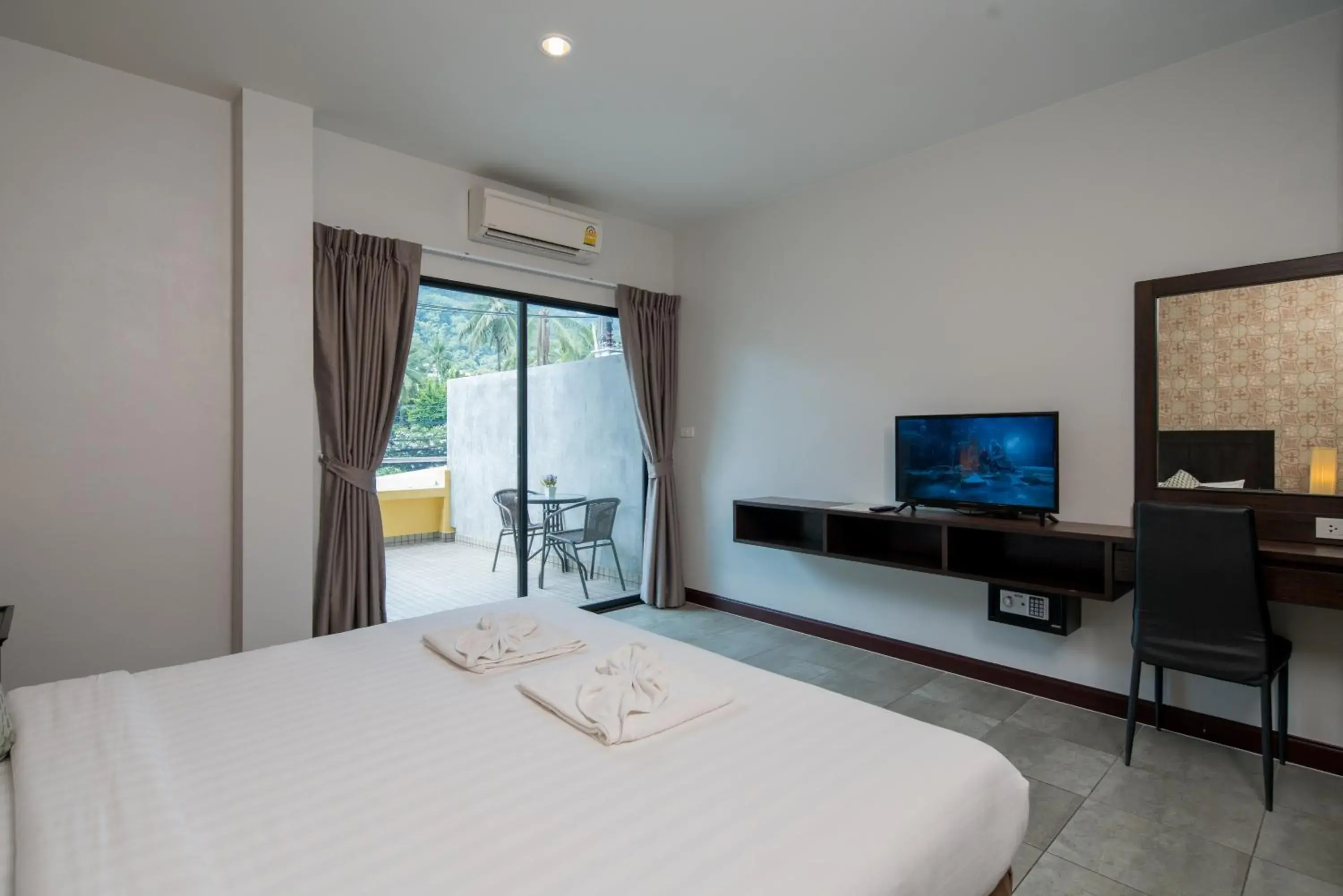 TV and multimedia, Bed in Amarin Hotel Patong TV and multimedia, Bed in Amarin Hotel Patong